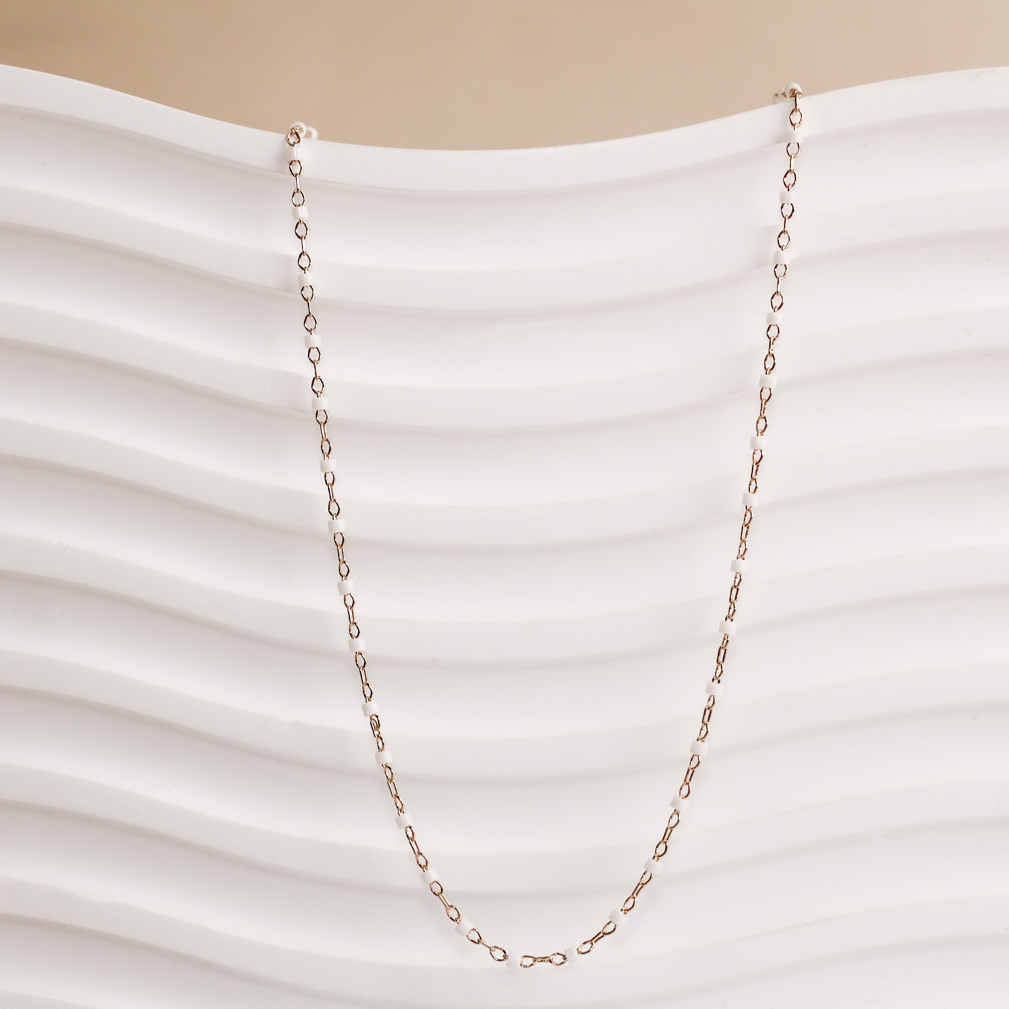 Chaîne Amaya en plaqué or 18K, perles Miyuki blanches, 45 cm, bijou raffiné, personnalisable, disponible en plusieurs coloris.