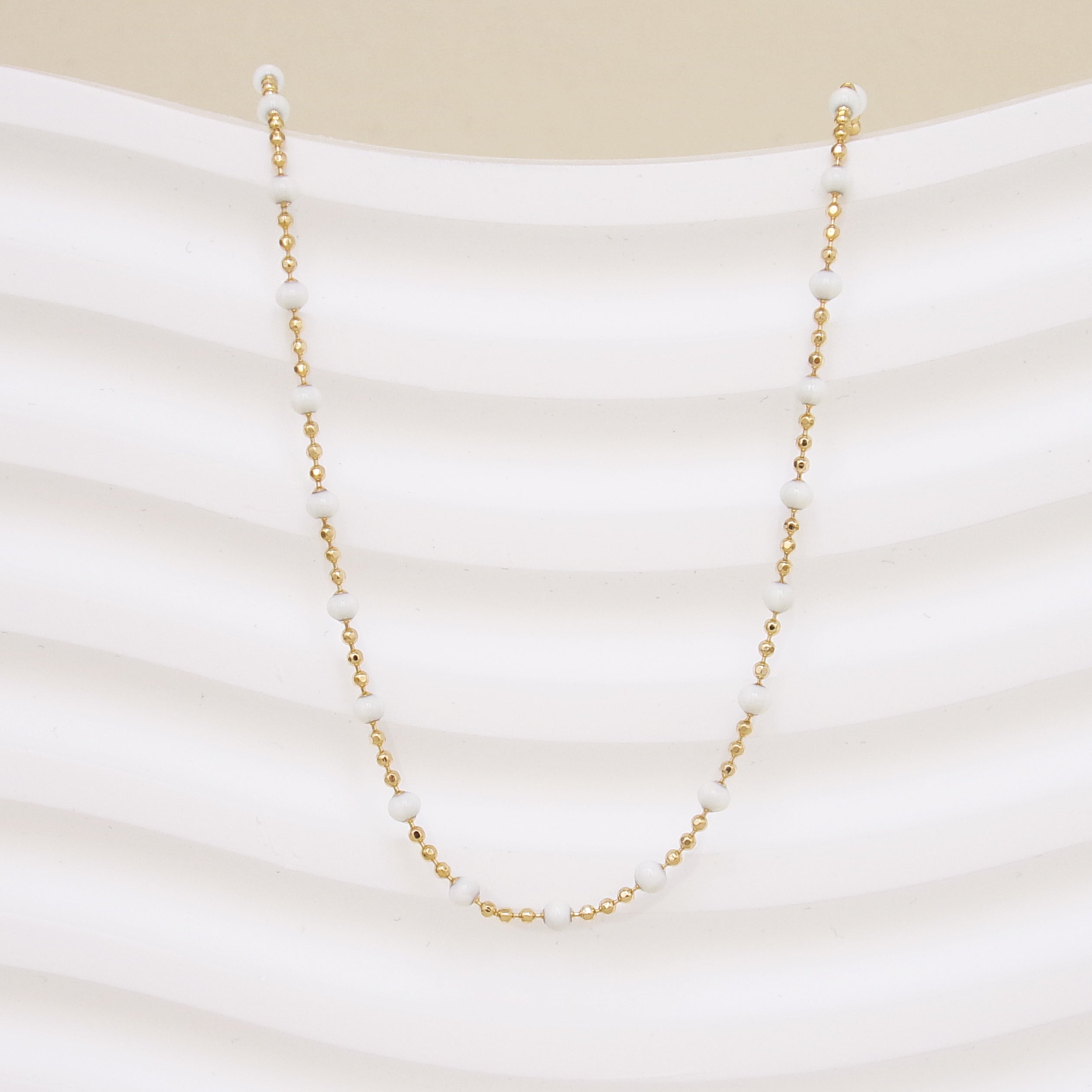 Almaria chain white lacquered beads gold-plated