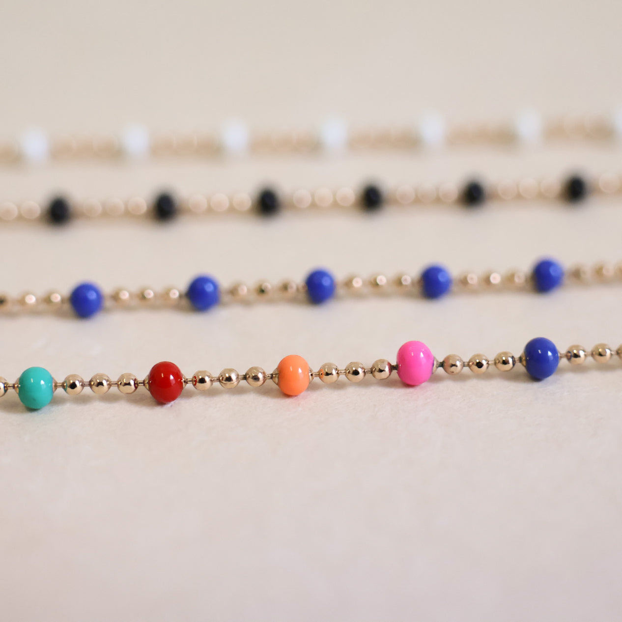 Almaria chain multicoloured lacquered beads gold-plated