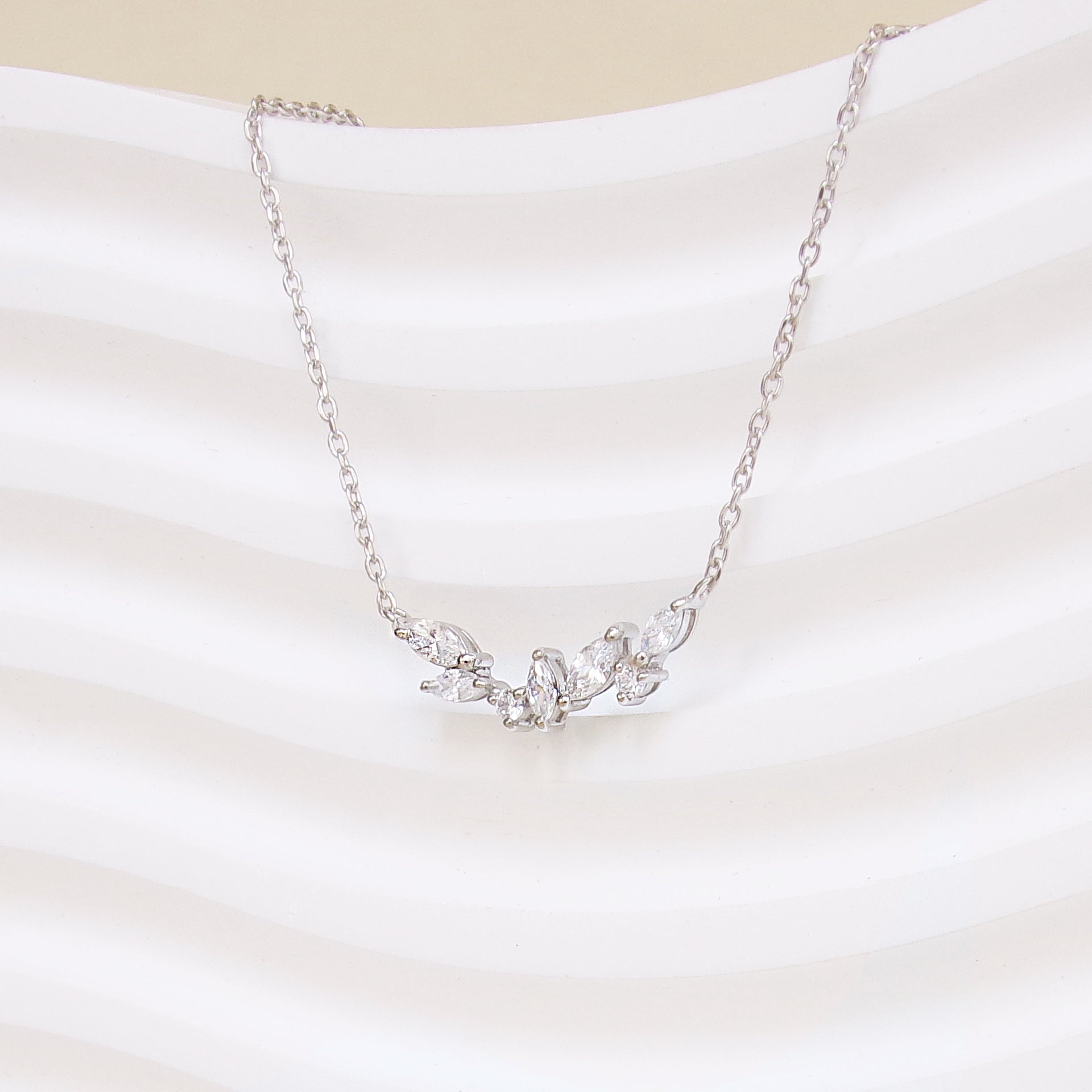 Collier Luna pétales scintillantes oxydes de zirconium argent