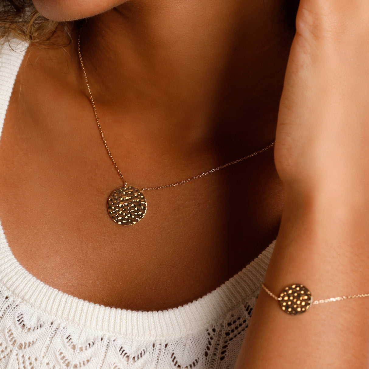 Sierra necklace hammered medal gold-plated