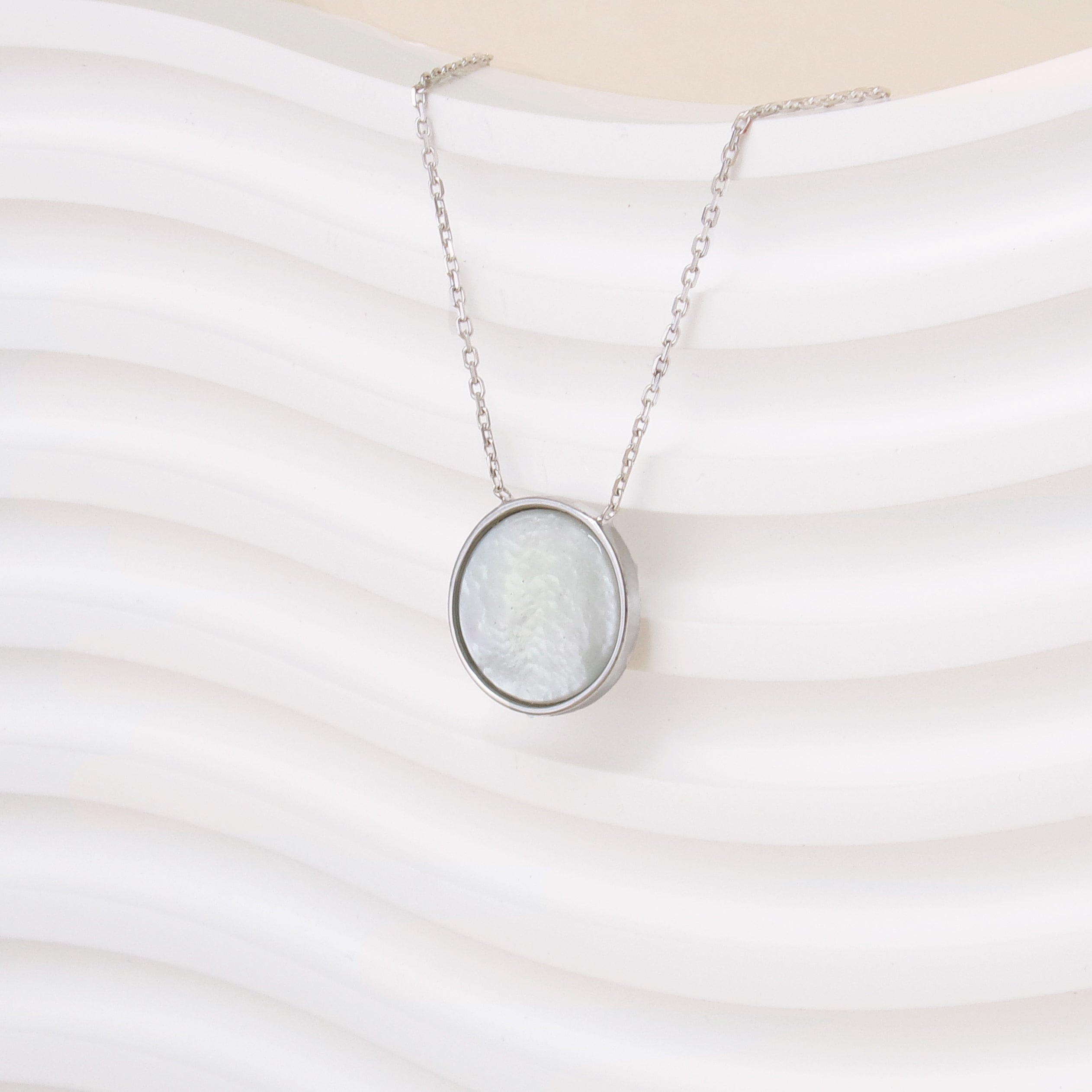 Suki necklace mother-of-pearl medal sterling silver to engrave