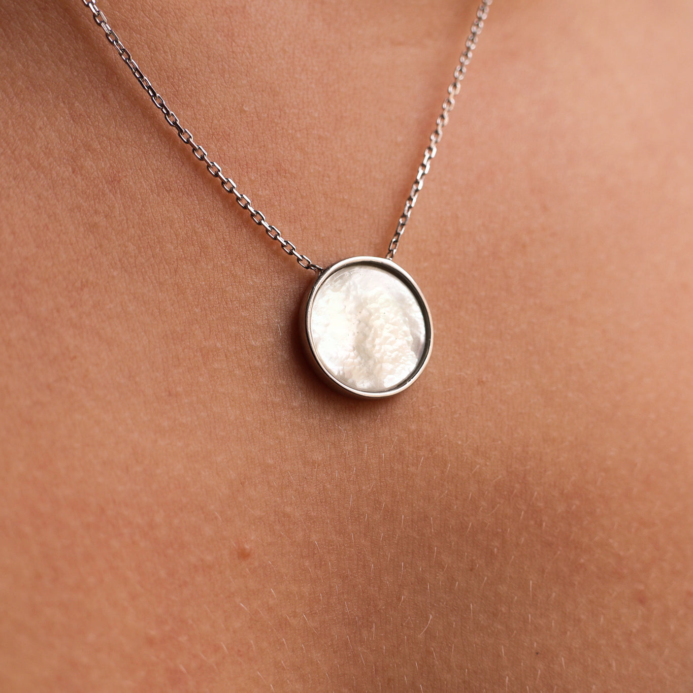 Suki necklace mother-of-pearl medal sterling silver to engrave