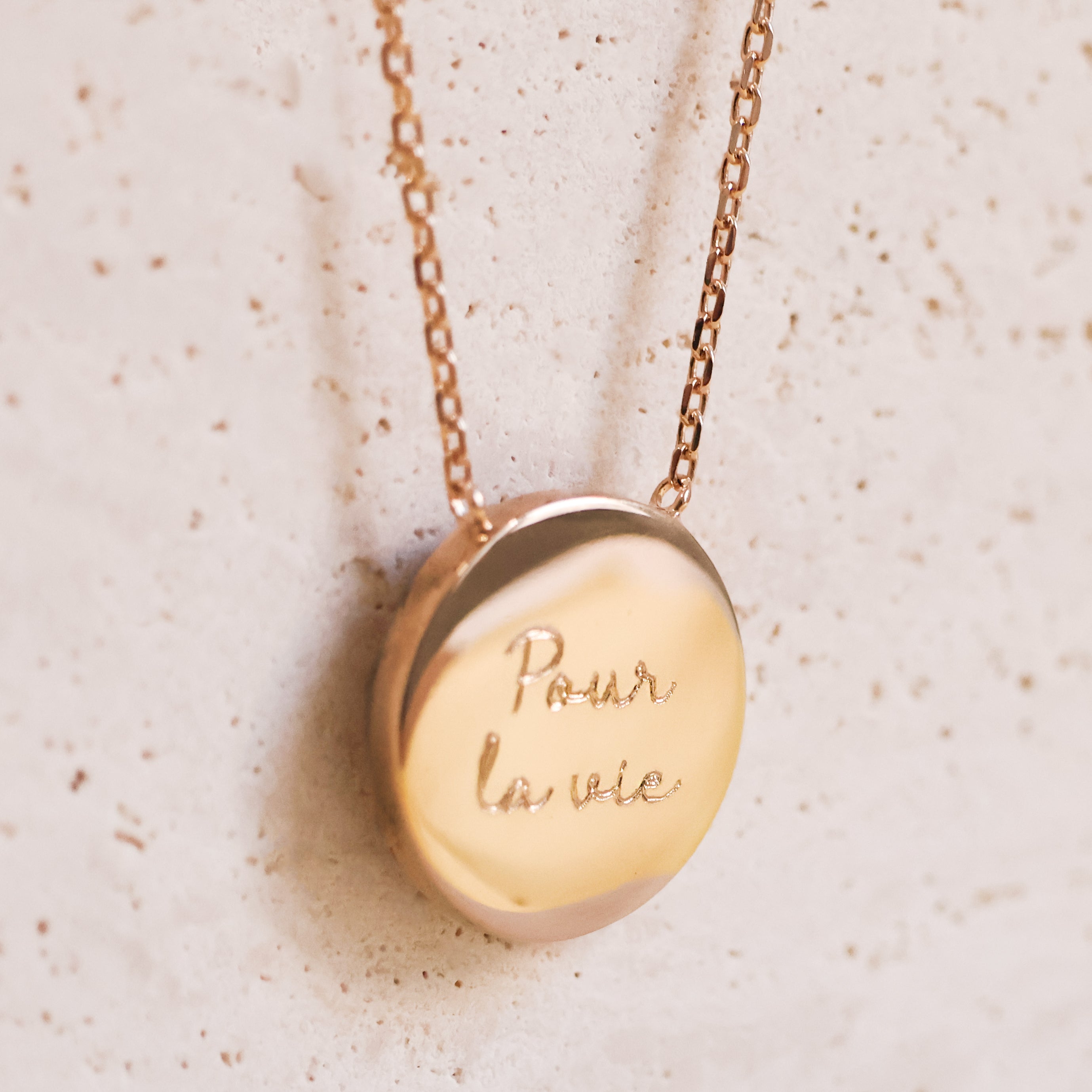 Collier Suki en plaqué or 18K, médaille nacre, gravure personnalisable, bijou raffiné et intemporel Joyamada.