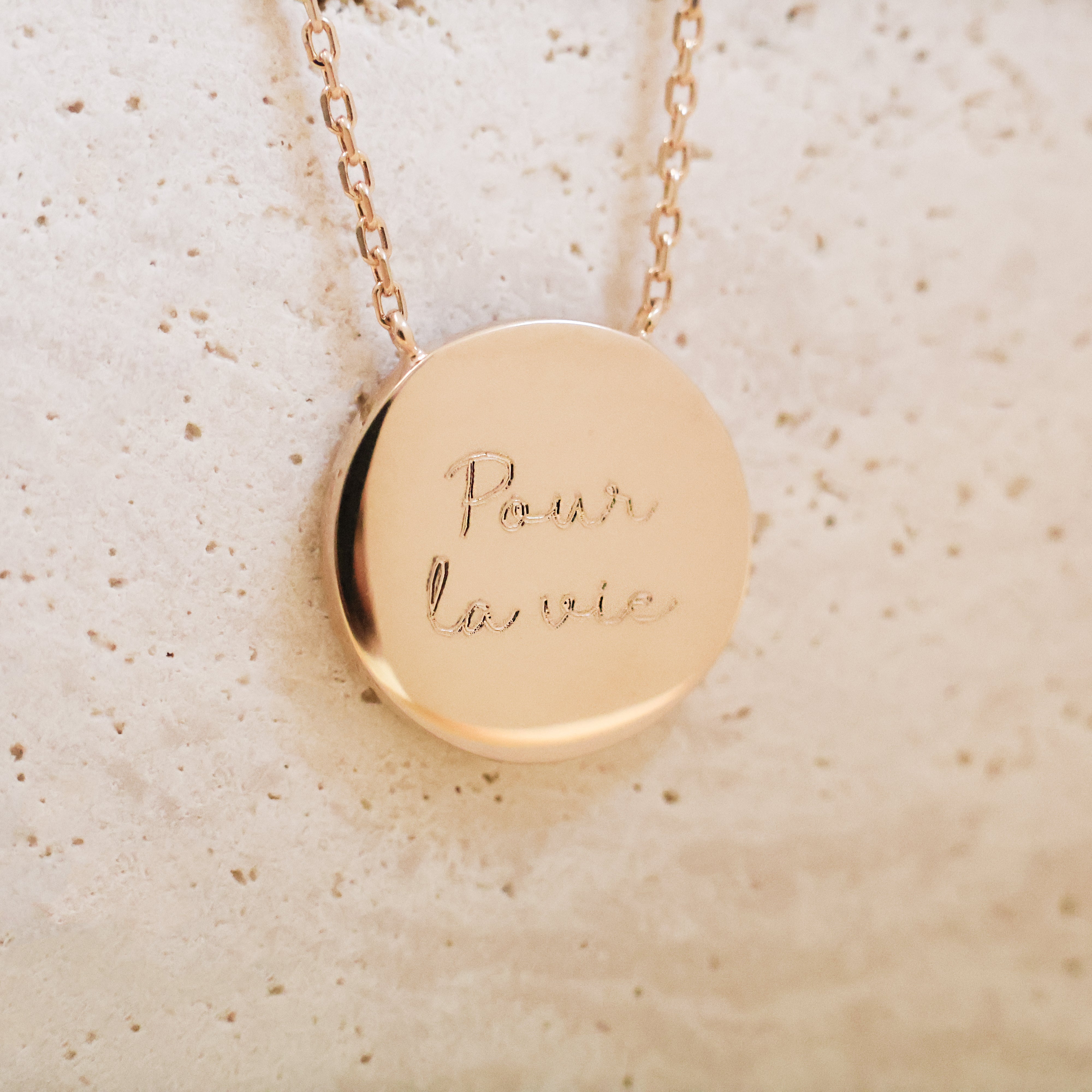 Collier Suki en plaqué or 18K, médaille nacre, gravure personnalisable, bijou raffiné et intemporel Joyamada.