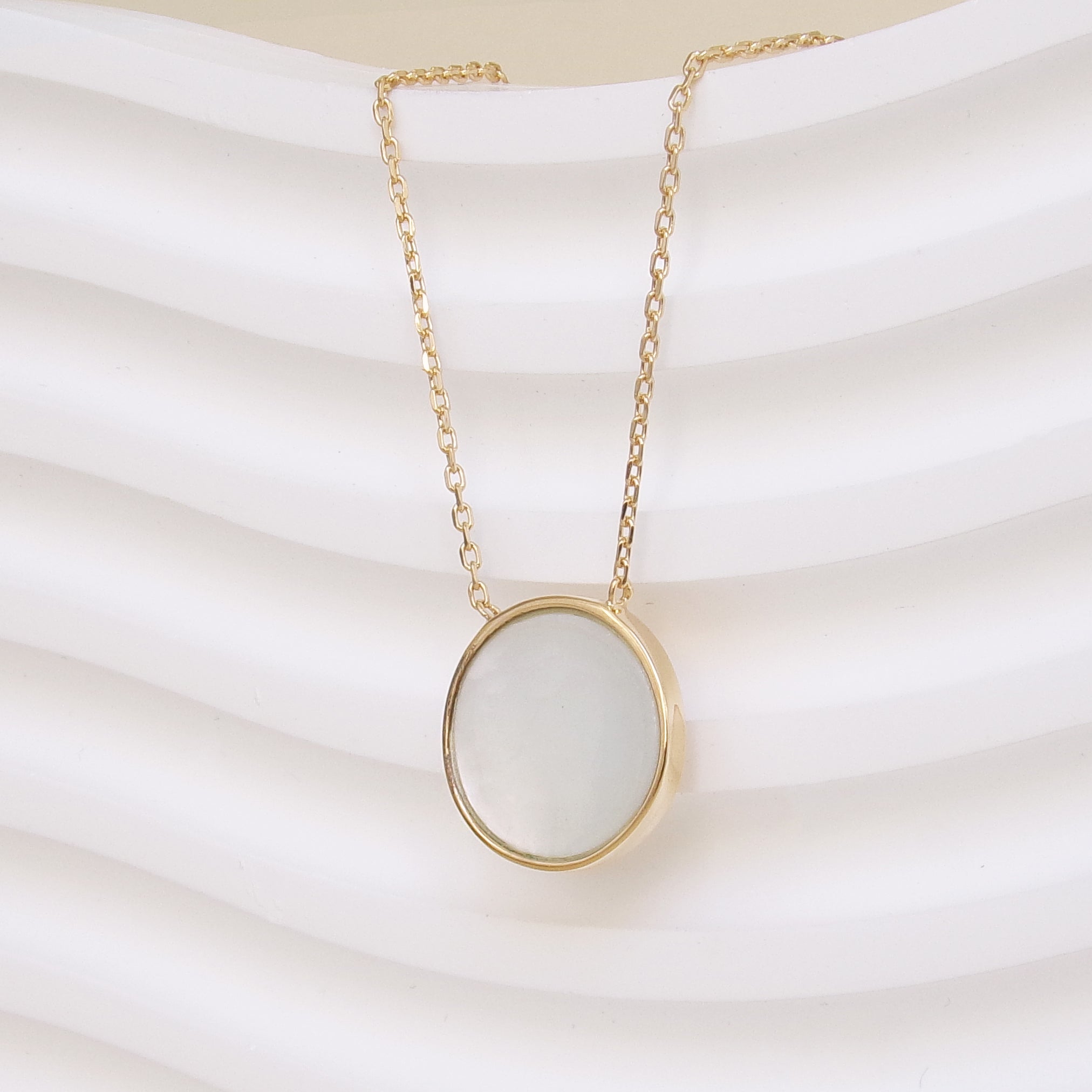 Suki necklace mother-of-pearl medal gold plated engrave