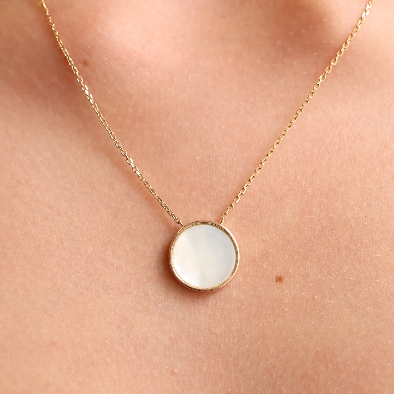 Suki necklace mother-of-pearl medal gold plated engrave