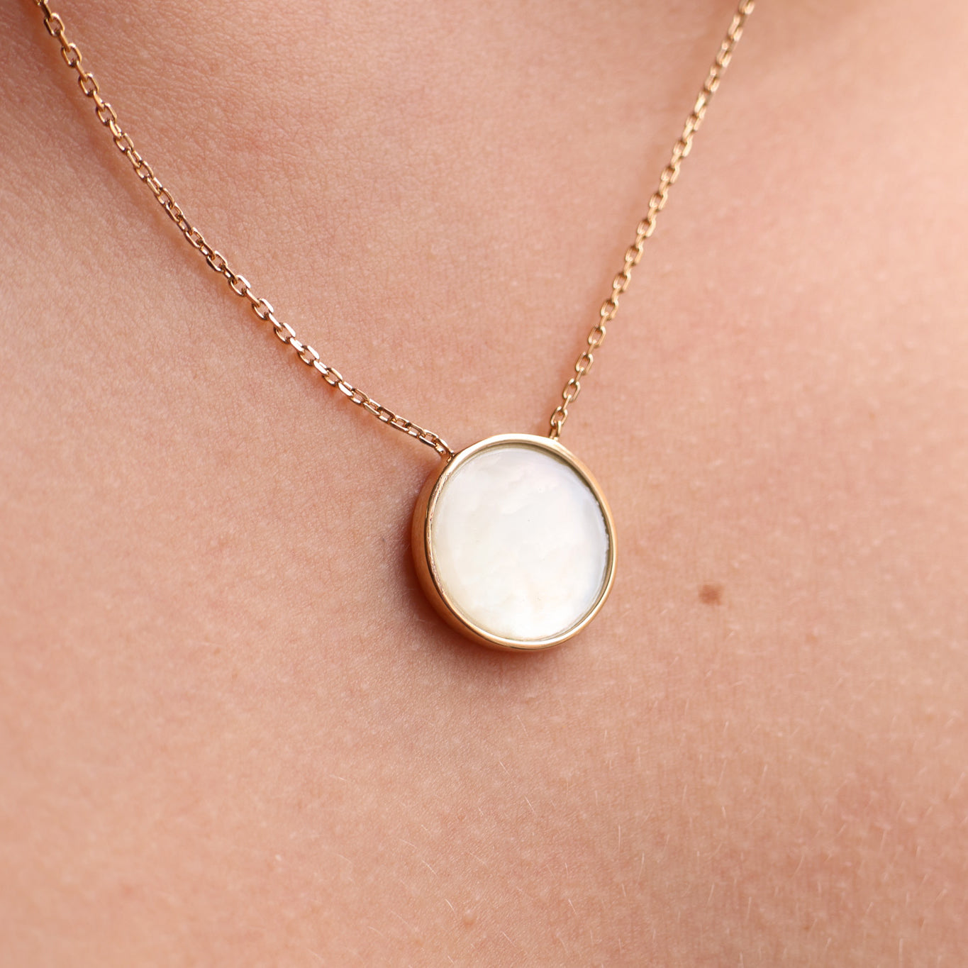 Suki necklace mother-of-pearl medal gold plated engrave