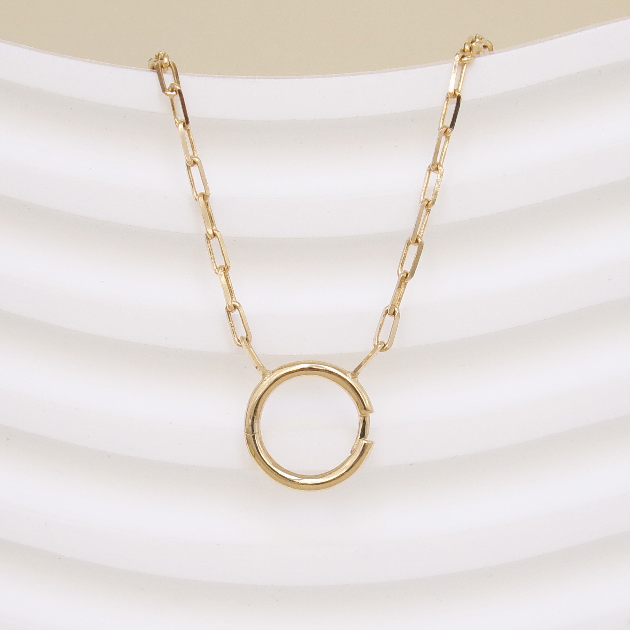 Gold plated round clasp pendant Ezia necklace