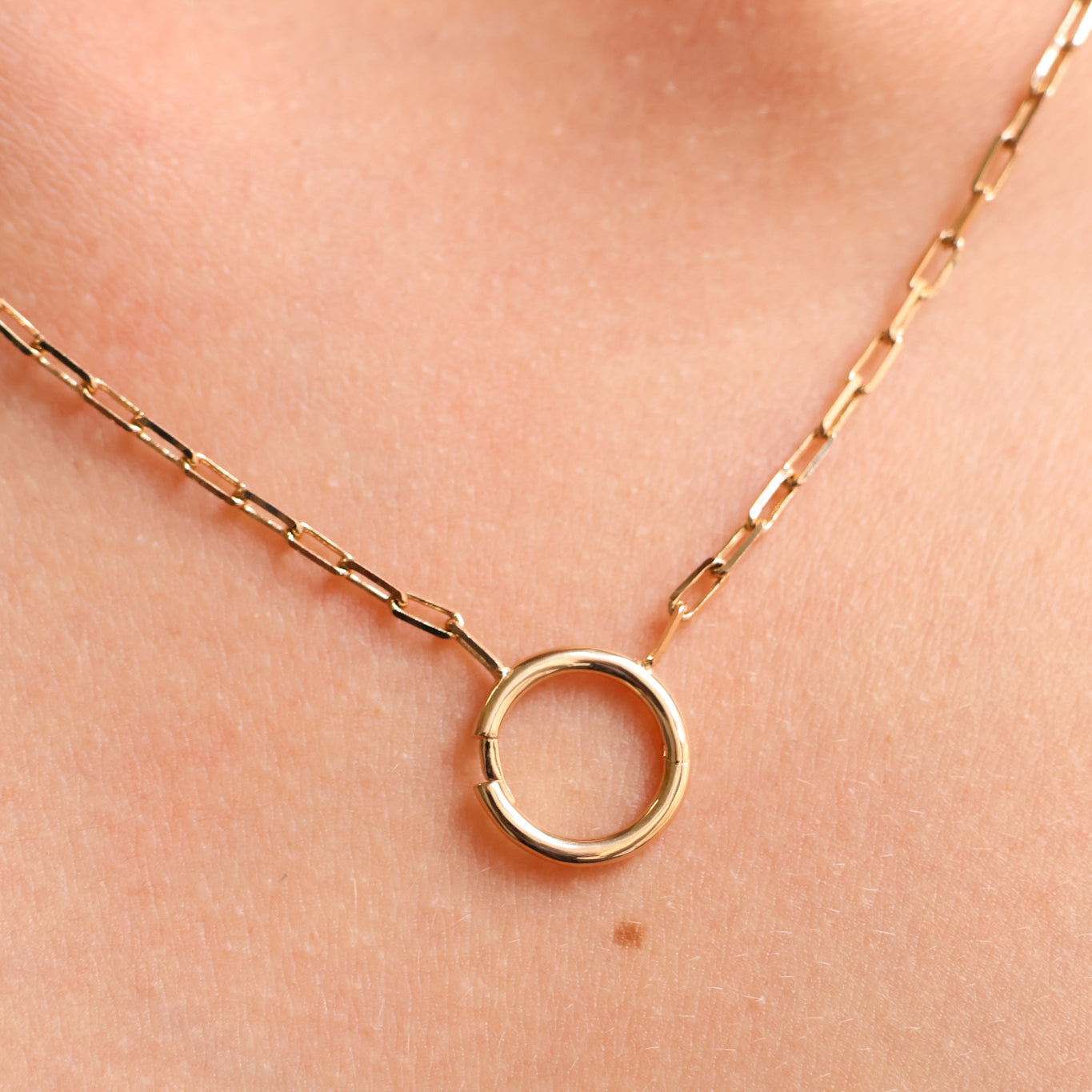 Gold plated round clasp pendant Ezia necklace