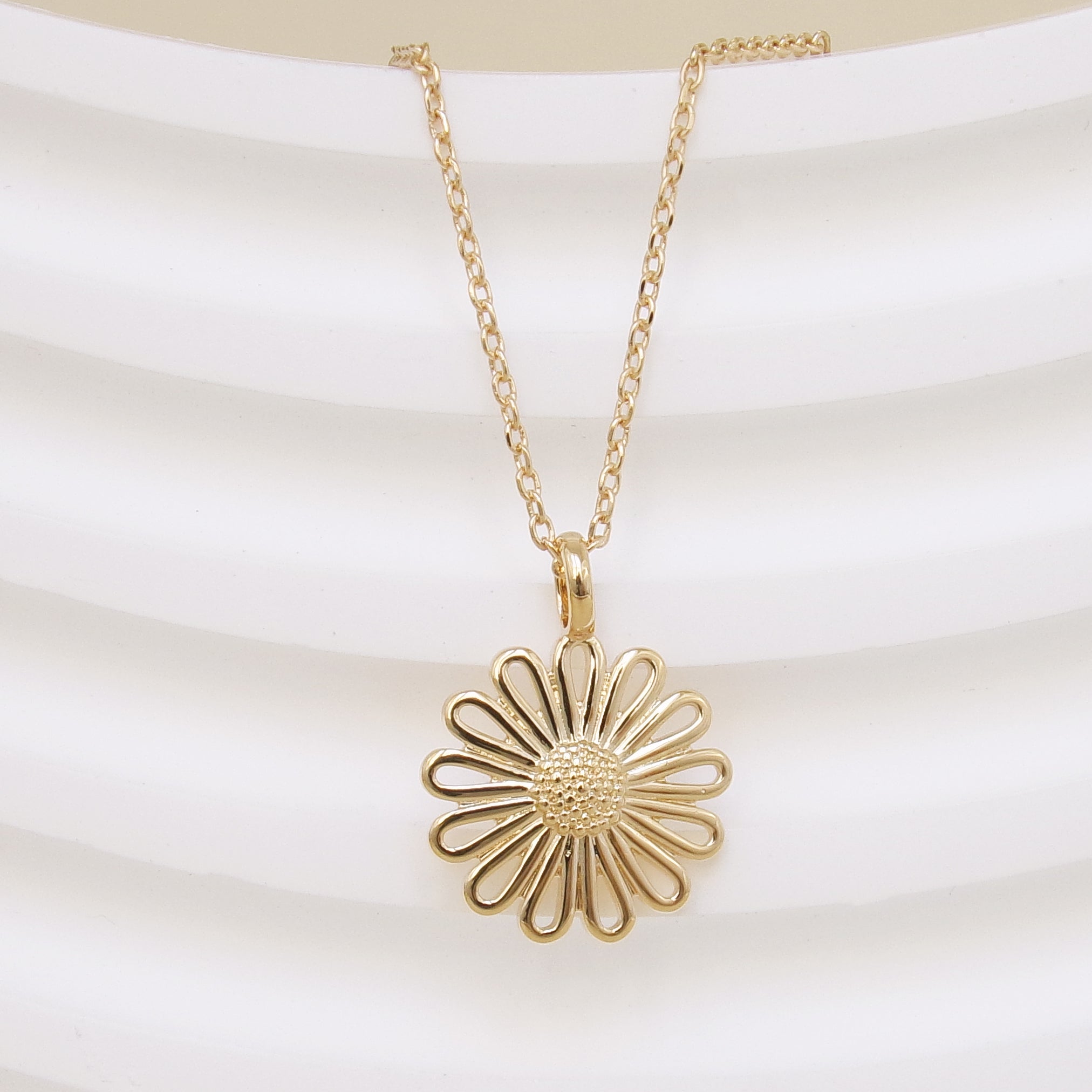 Nora necklace flower pendant gold plated