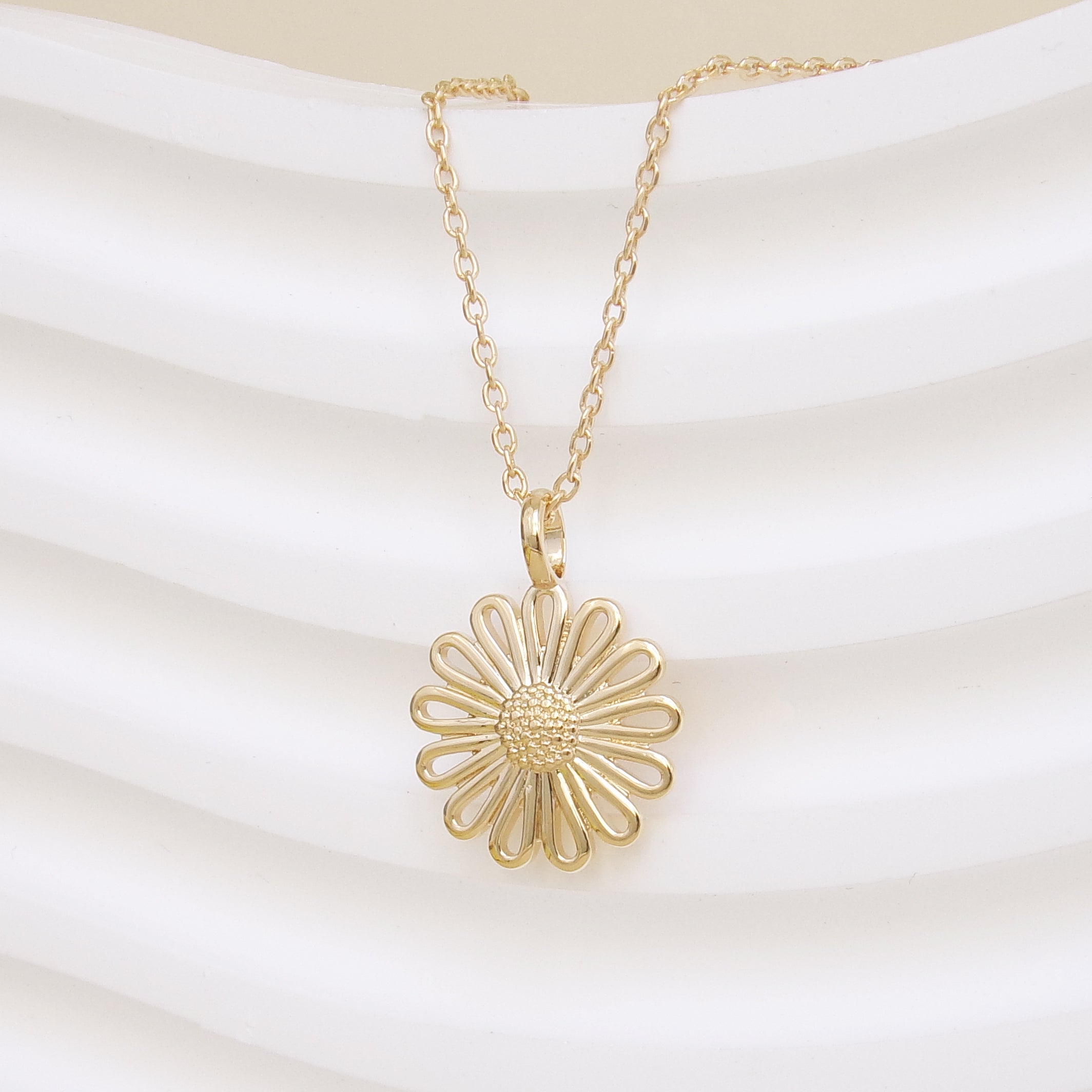 Nora necklace flower pendant gold plated