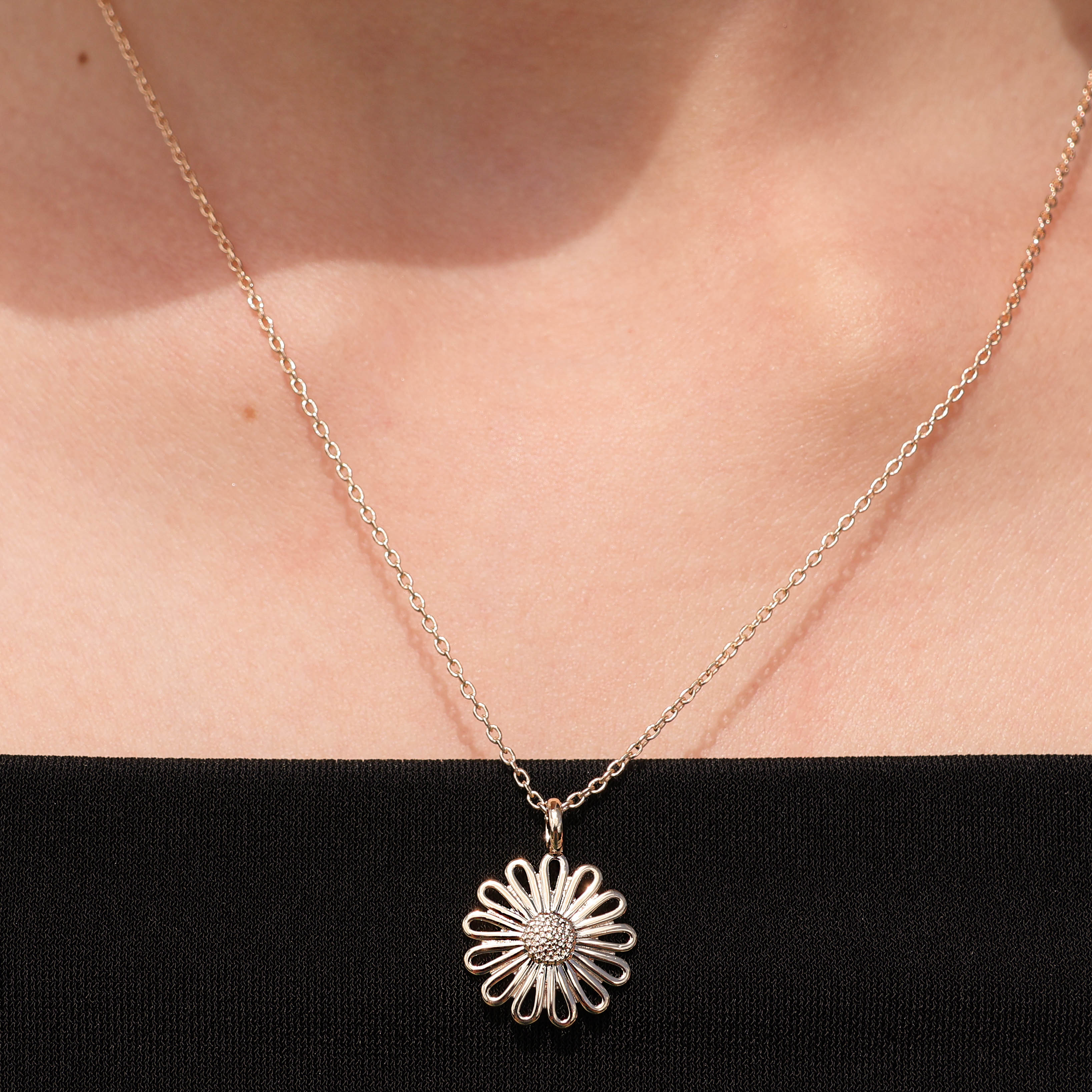 Nora necklace flower pendant gold plated