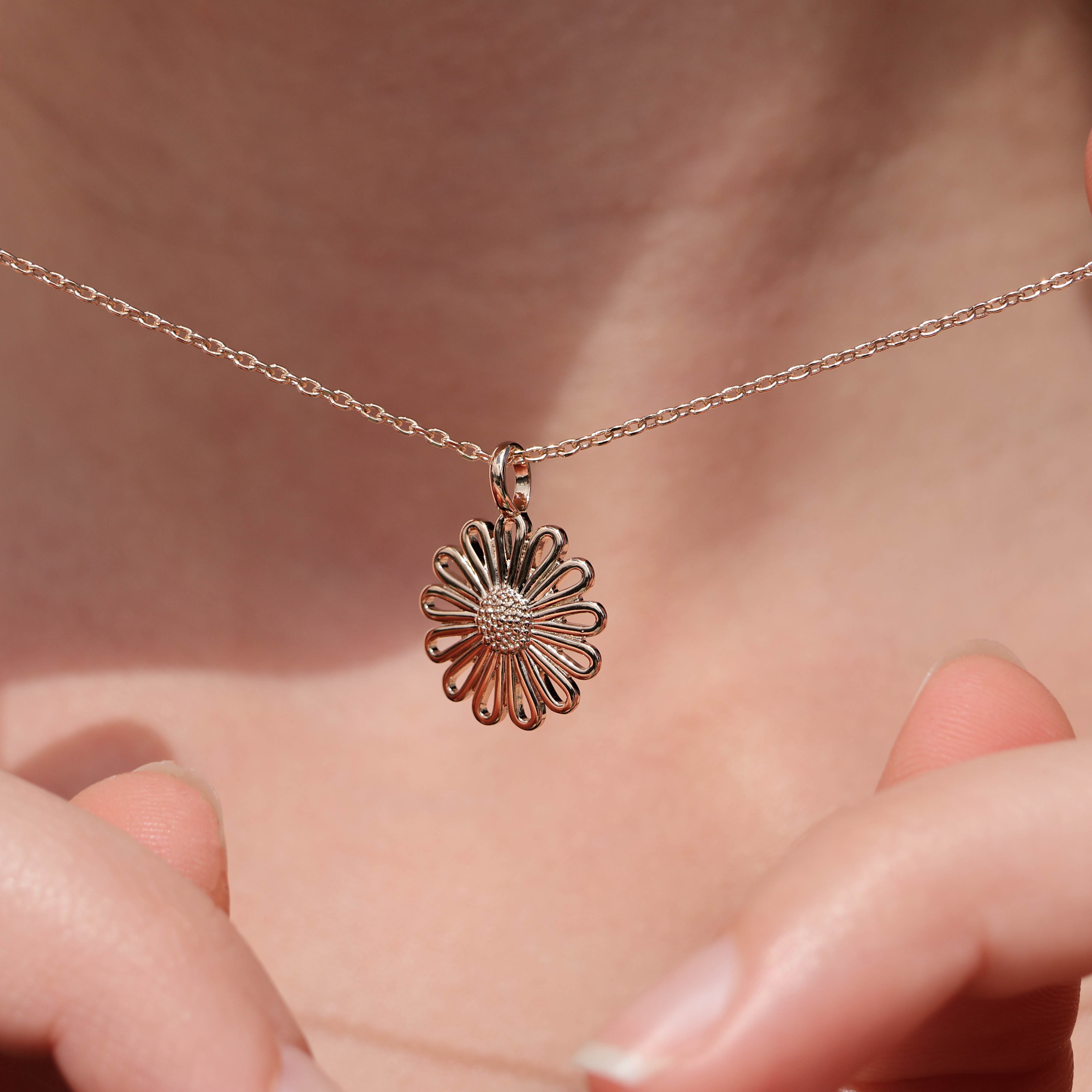 Nora necklace flower pendant gold plated