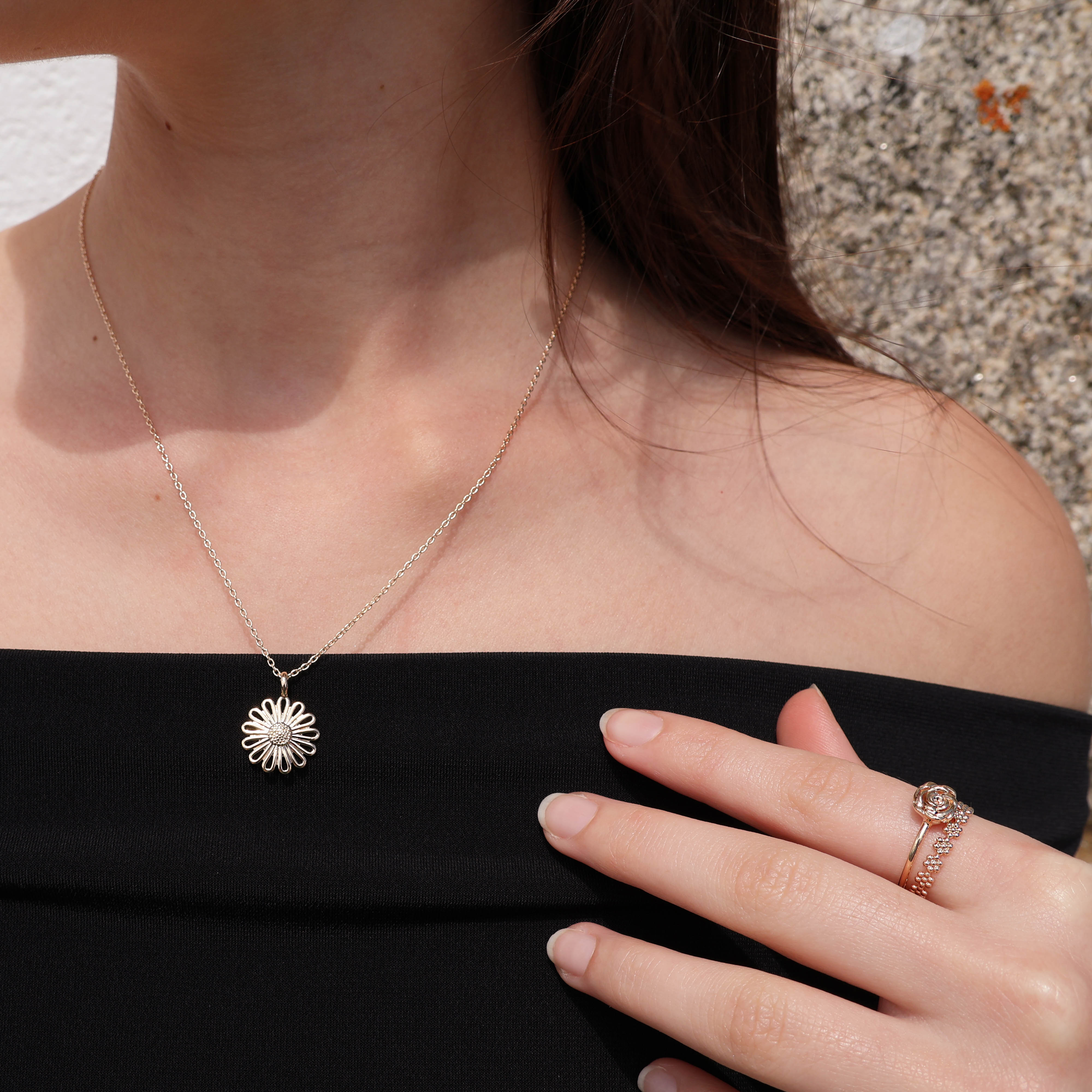 Nora necklace flower pendant gold plated