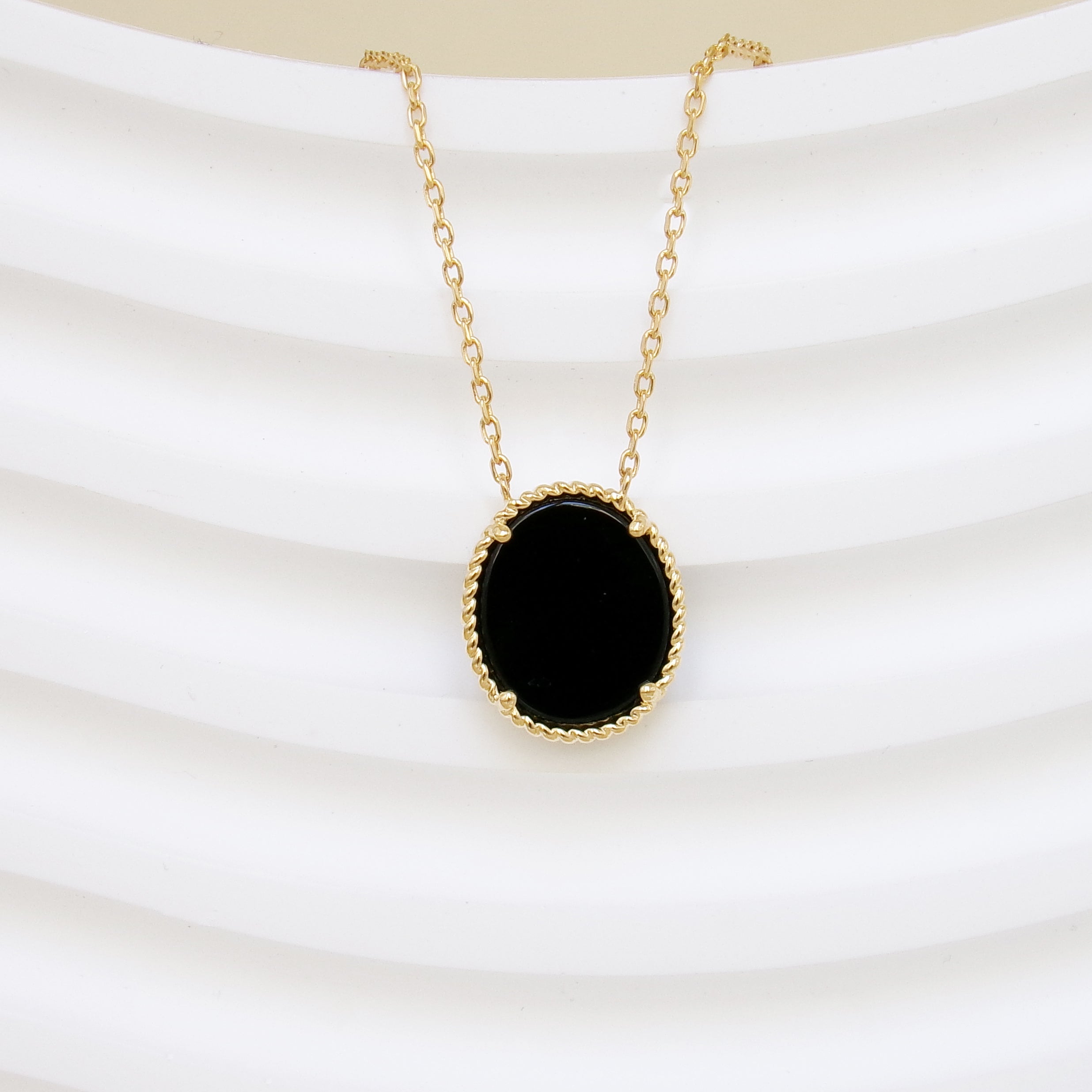 Cable link Suri necklace and gold-plated black agate oval beaded pendant