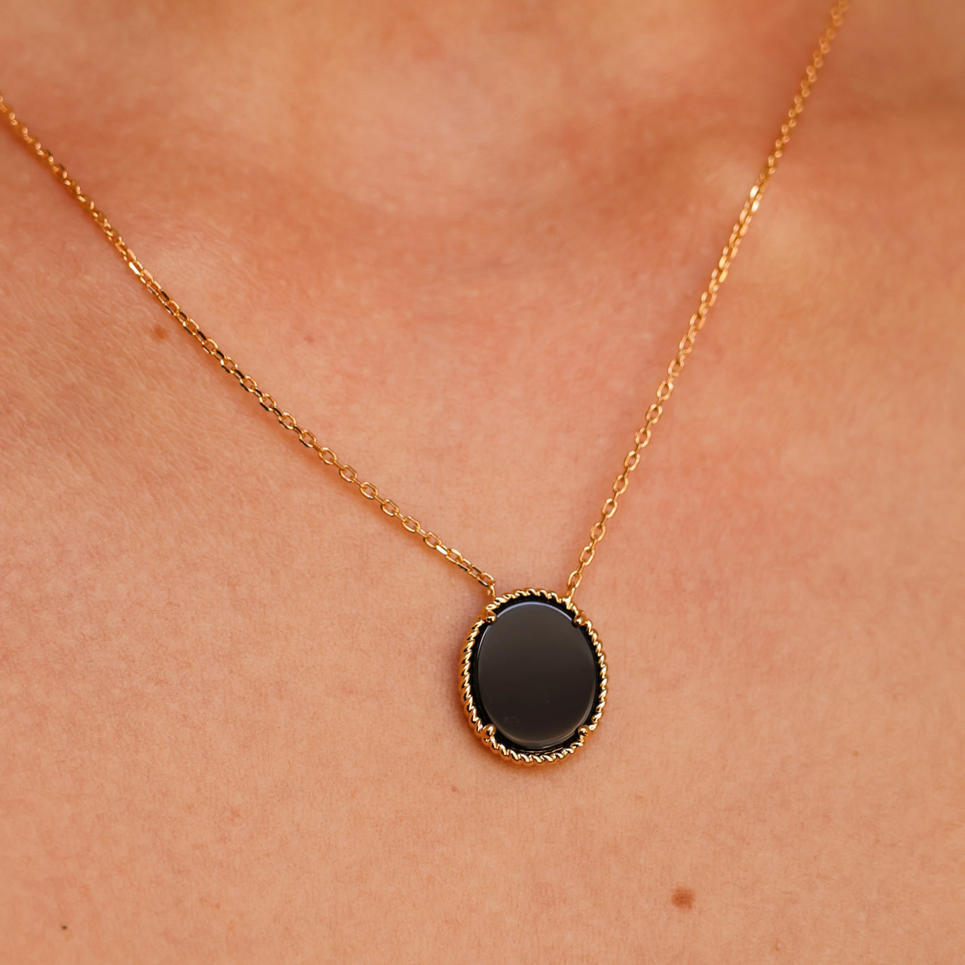 Cable link Suri necklace and gold-plated black agate oval beaded pendant