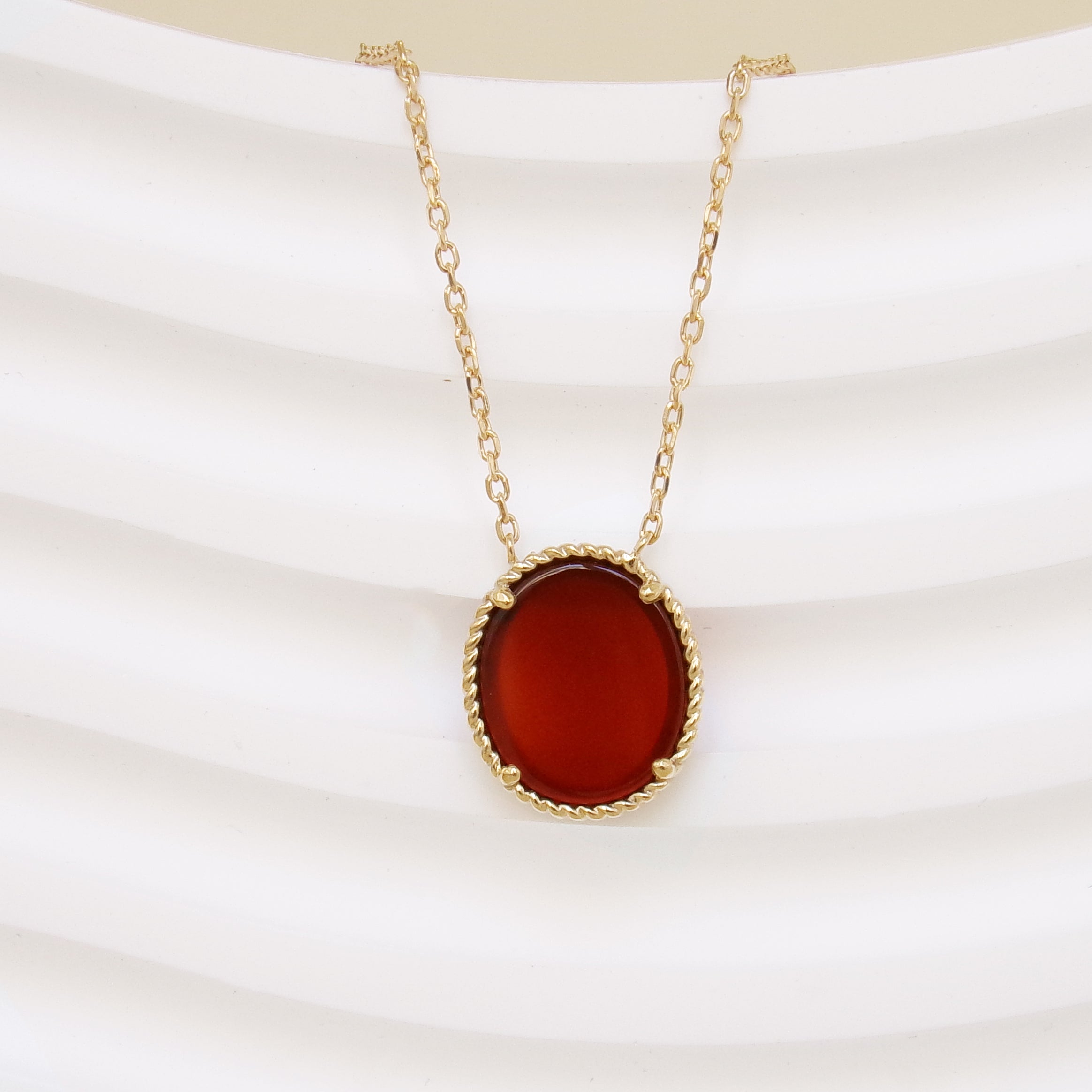 Cable link Suri necklace and gold-plated red agate oval beaded pendant