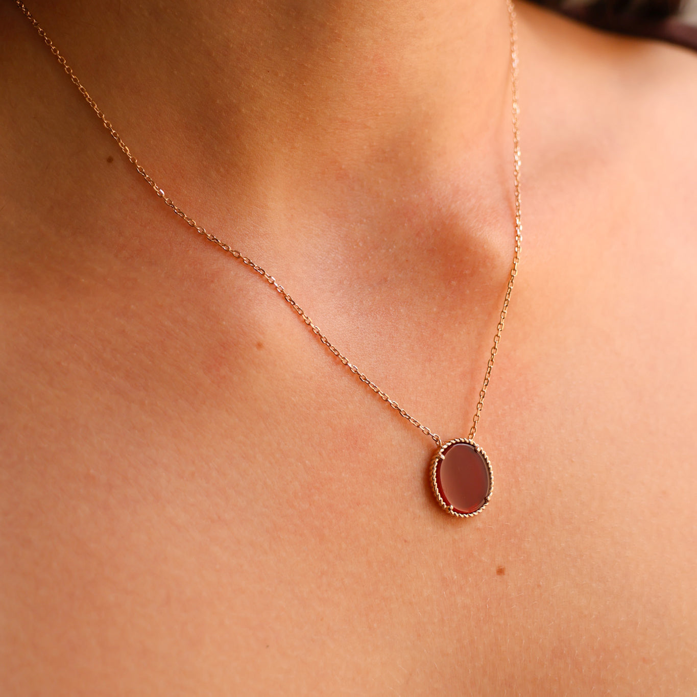 Cable link Suri necklace and gold-plated red agate oval beaded pendant