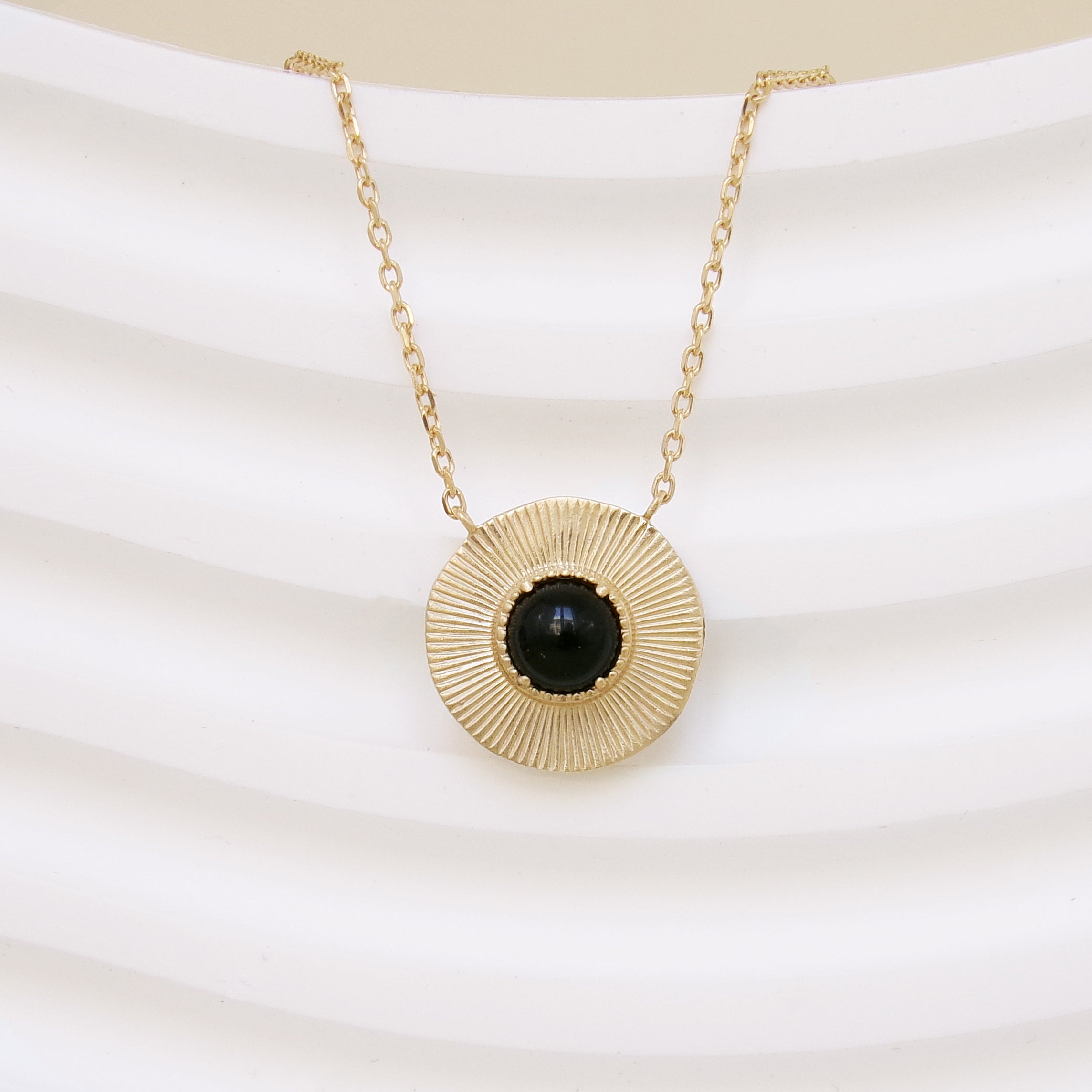 Round gold-plated black agate striated finish Luz necklace