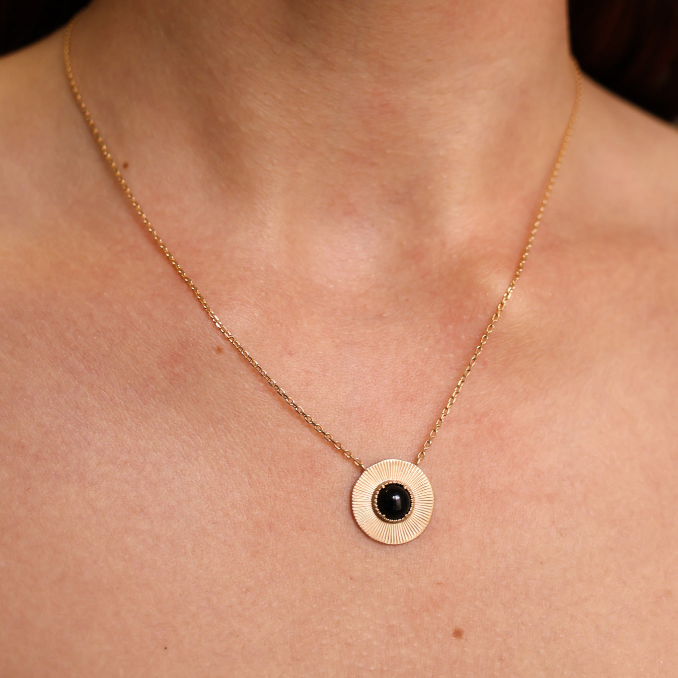 Round gold-plated black agate striated finish Luz necklace