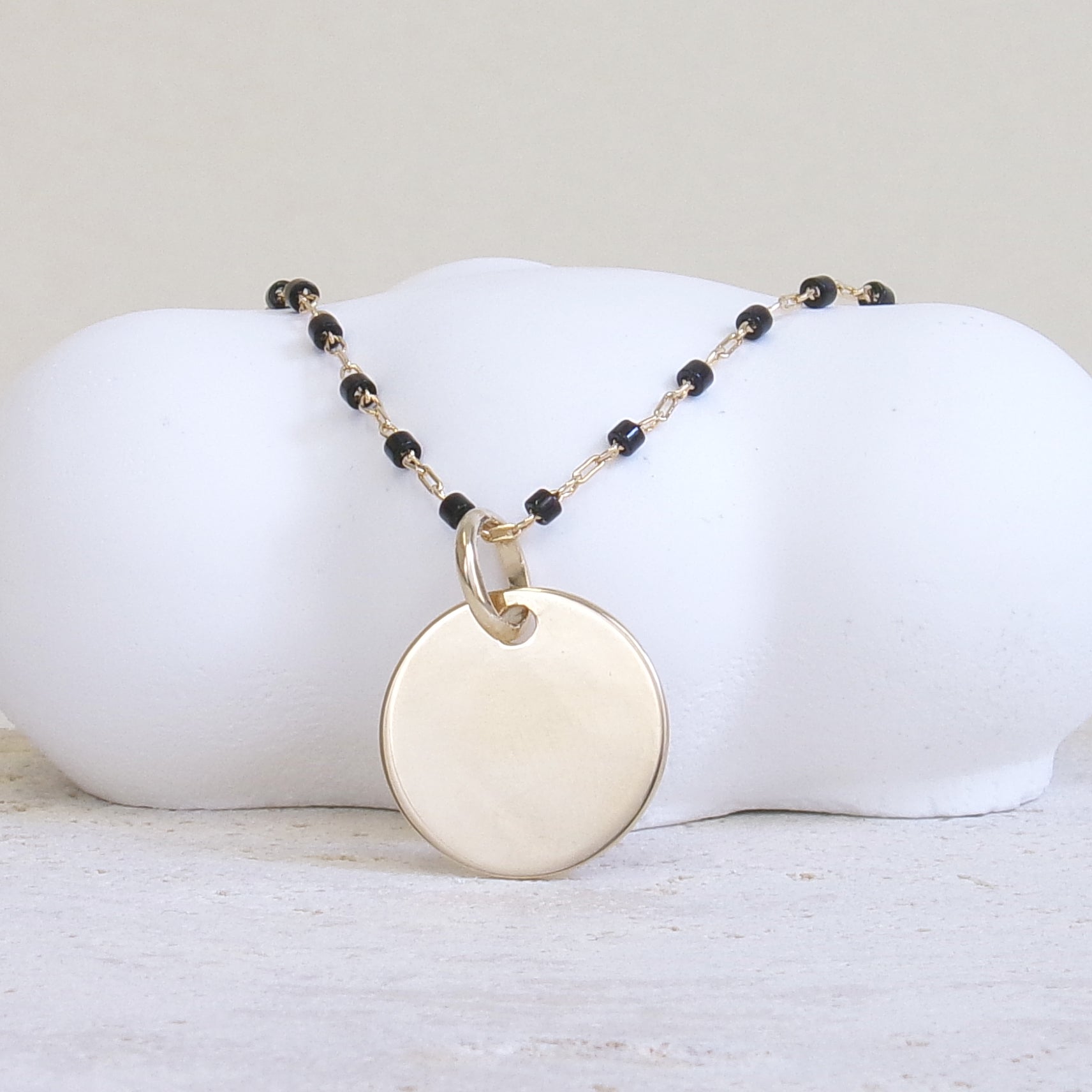 Collier Sora noir et médaille 15mm à graver plaqué or