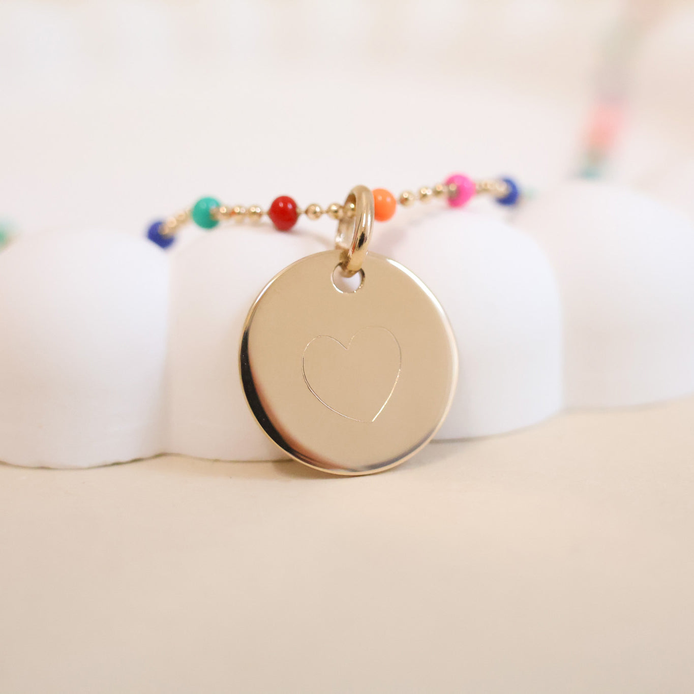 Multicolored pearl necklace and 15mm medal gold-plated to engrave