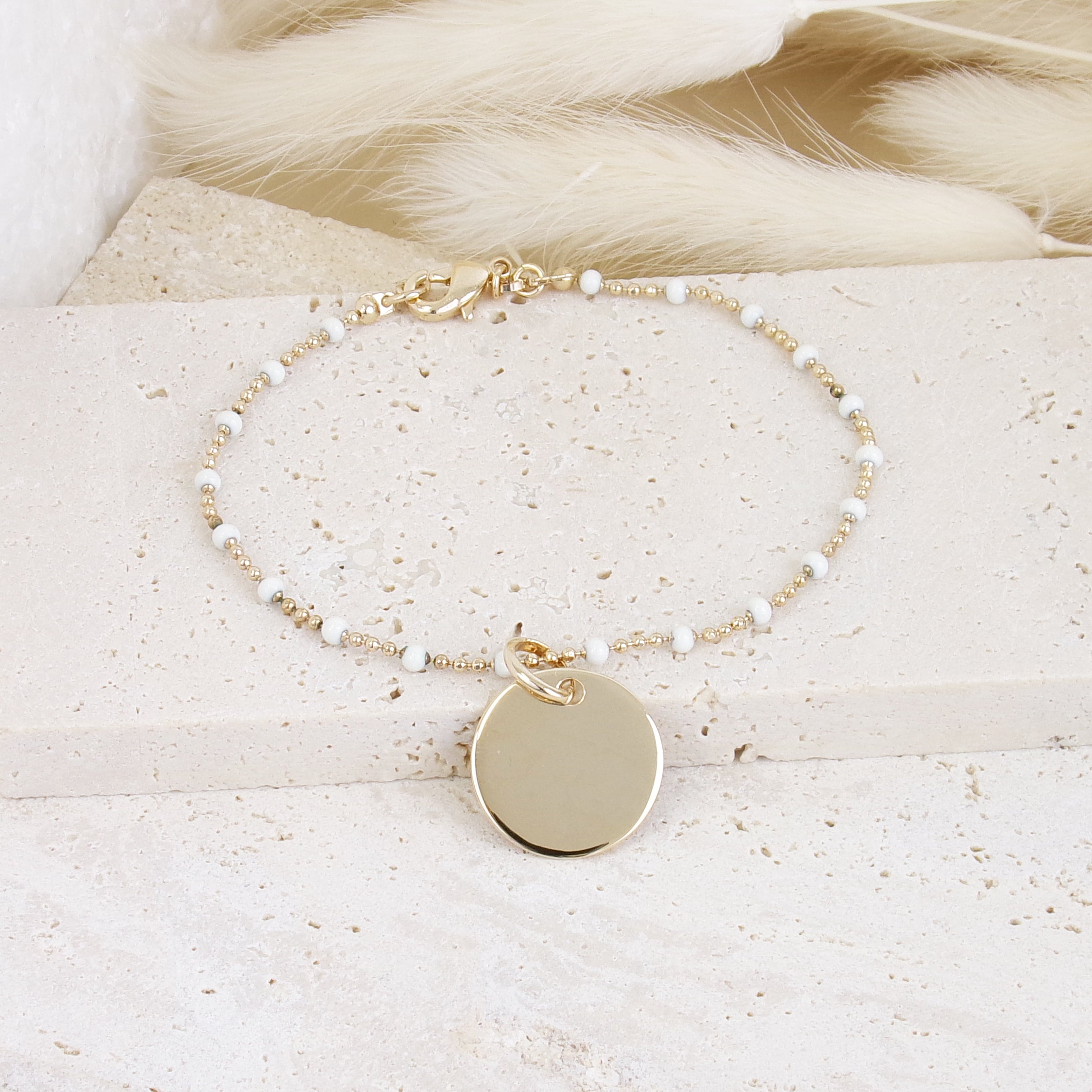 Bracelet Lily-Rose en plaqué or 18K, perles blanches, médaille gravable 15mm, bijou raffiné et personnalisable Joyamada.