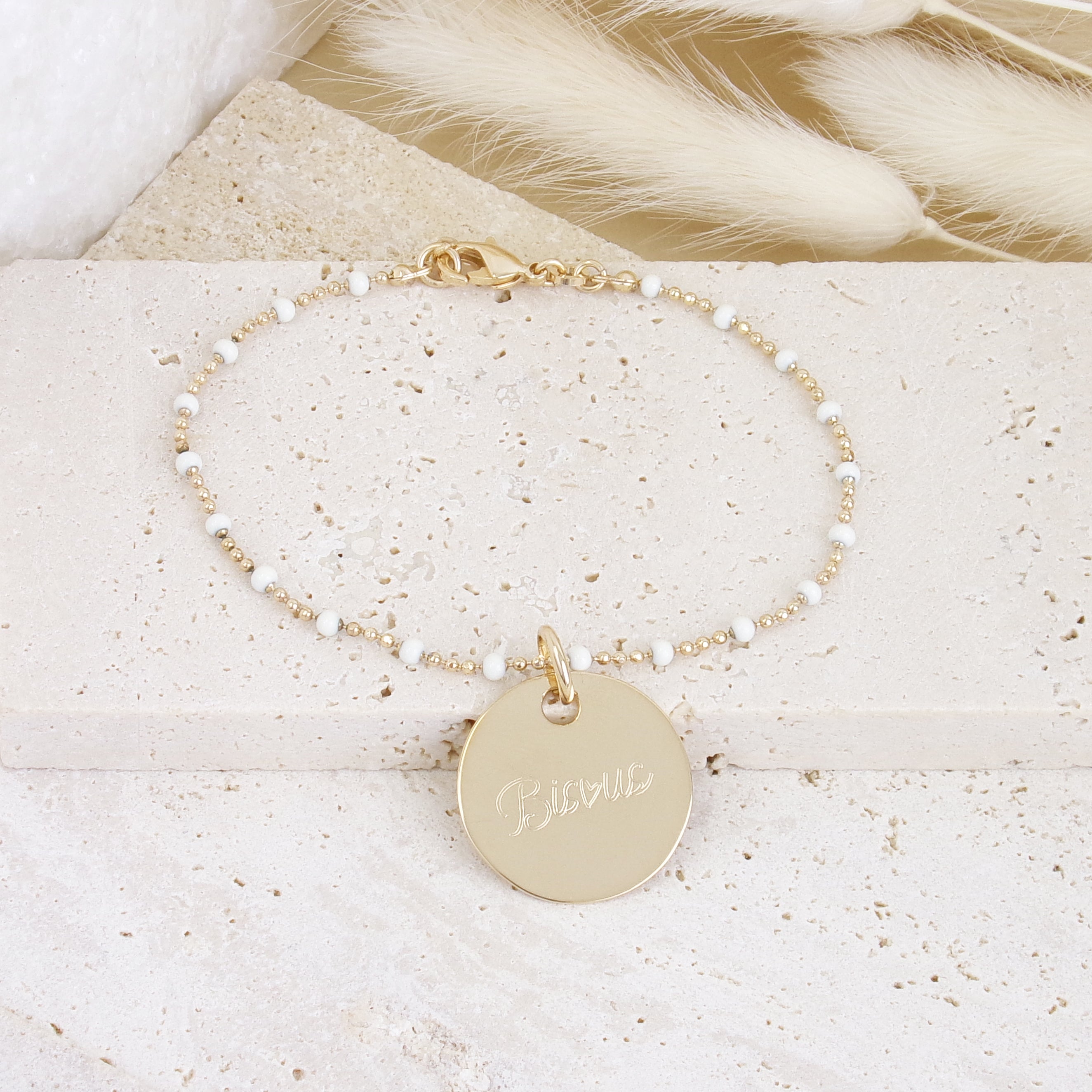 Bracelet Lily-Rose en plaqué or 18K, perles blanches, médaille gravable 19mm, bijou raffiné et personnalisable Joyamada.