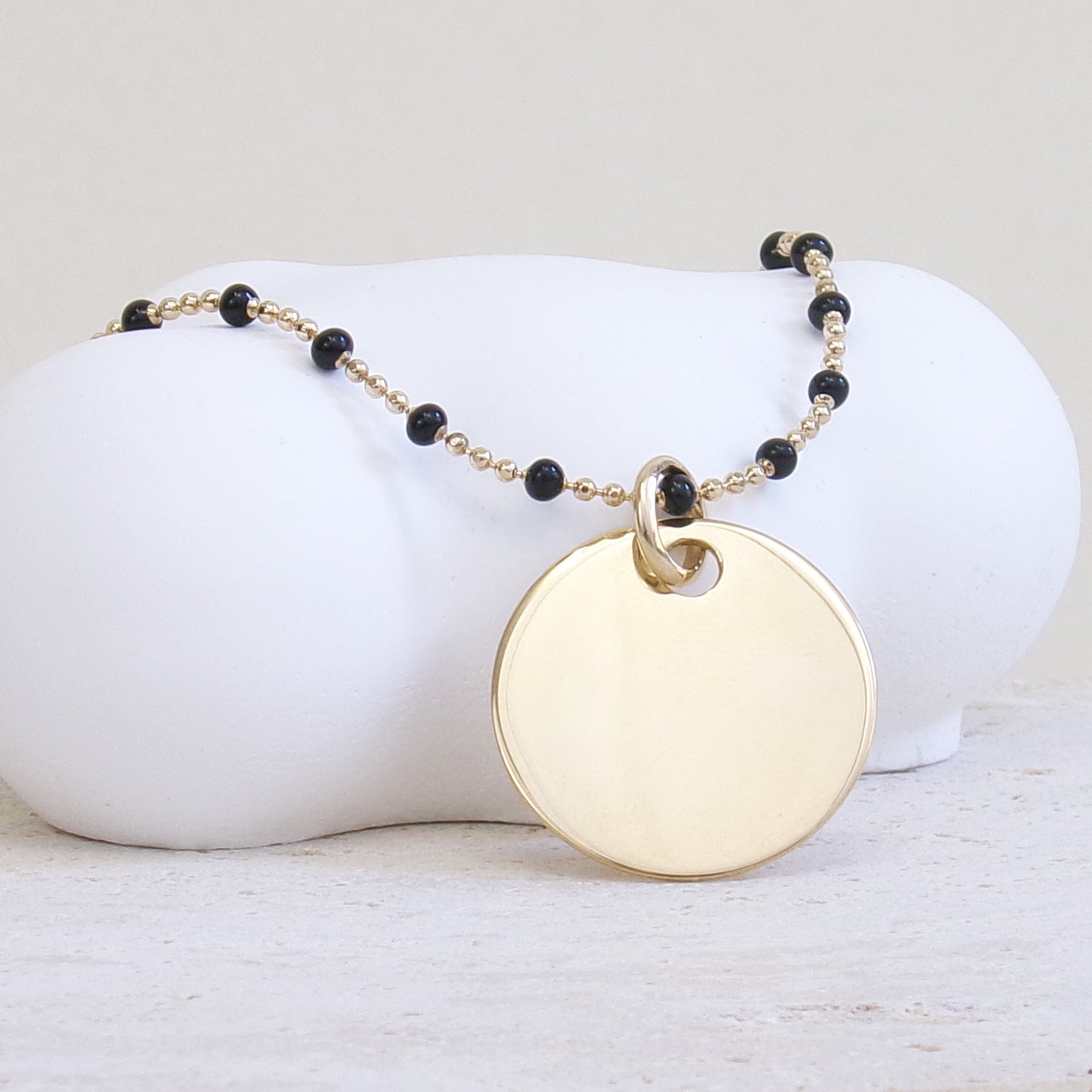 Collier Lily-Rose noir avec médaille 19mm à graver plaqué or