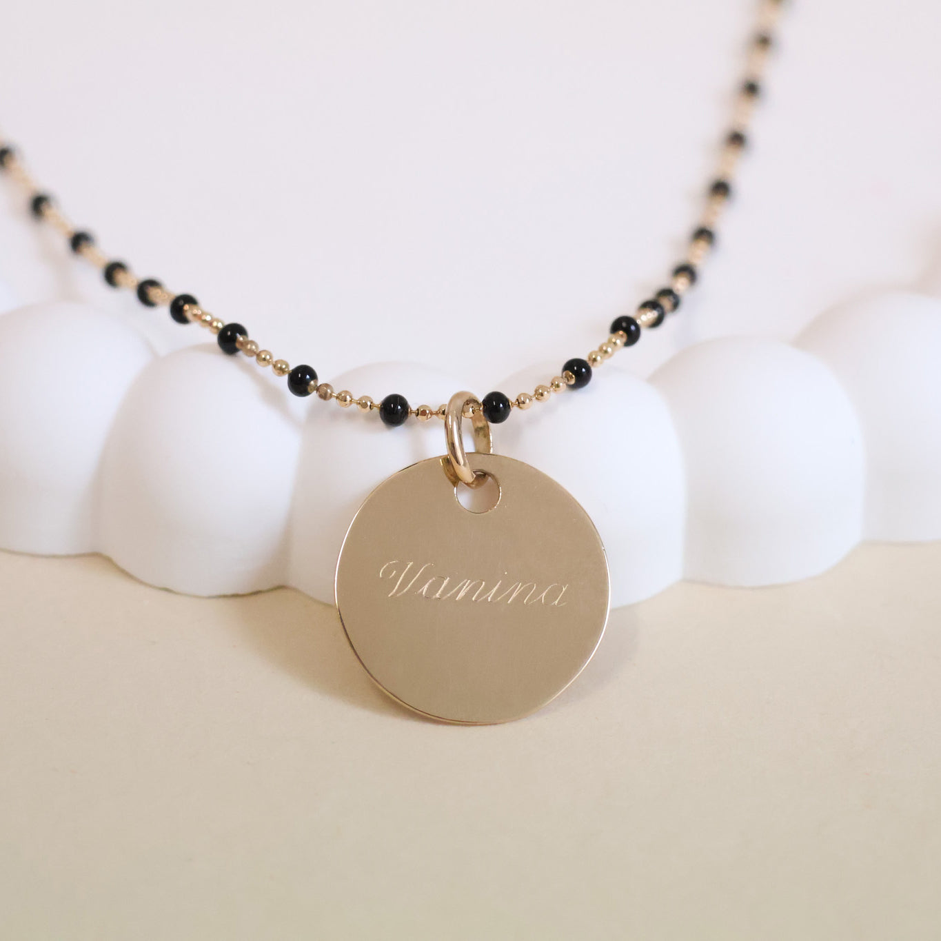 Collier Lily-Rose noir avec médaille 19mm à graver plaqué or