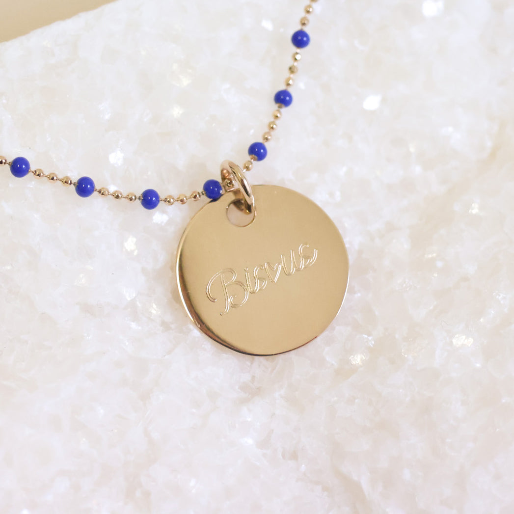 Collier Lily-Rose bleu avec médaille 19mm à graver plaqué or