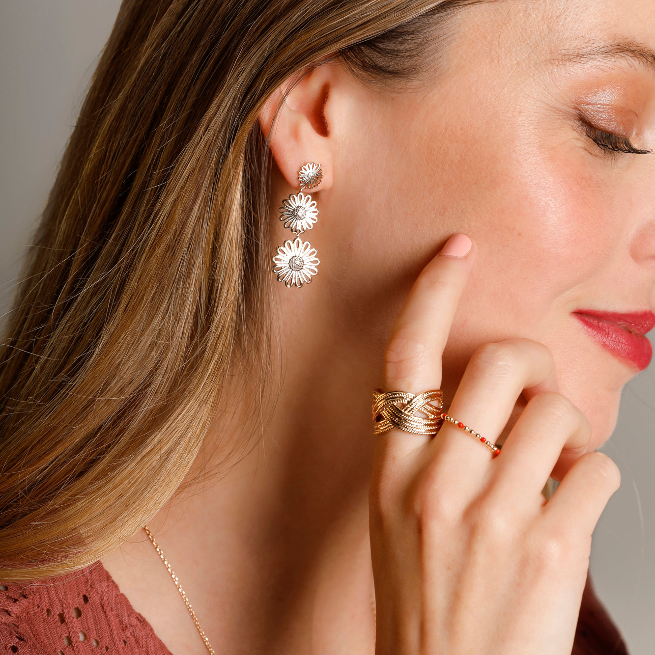 Boucles d'oreilles pendantes Nora trio de fleurs plaqué or