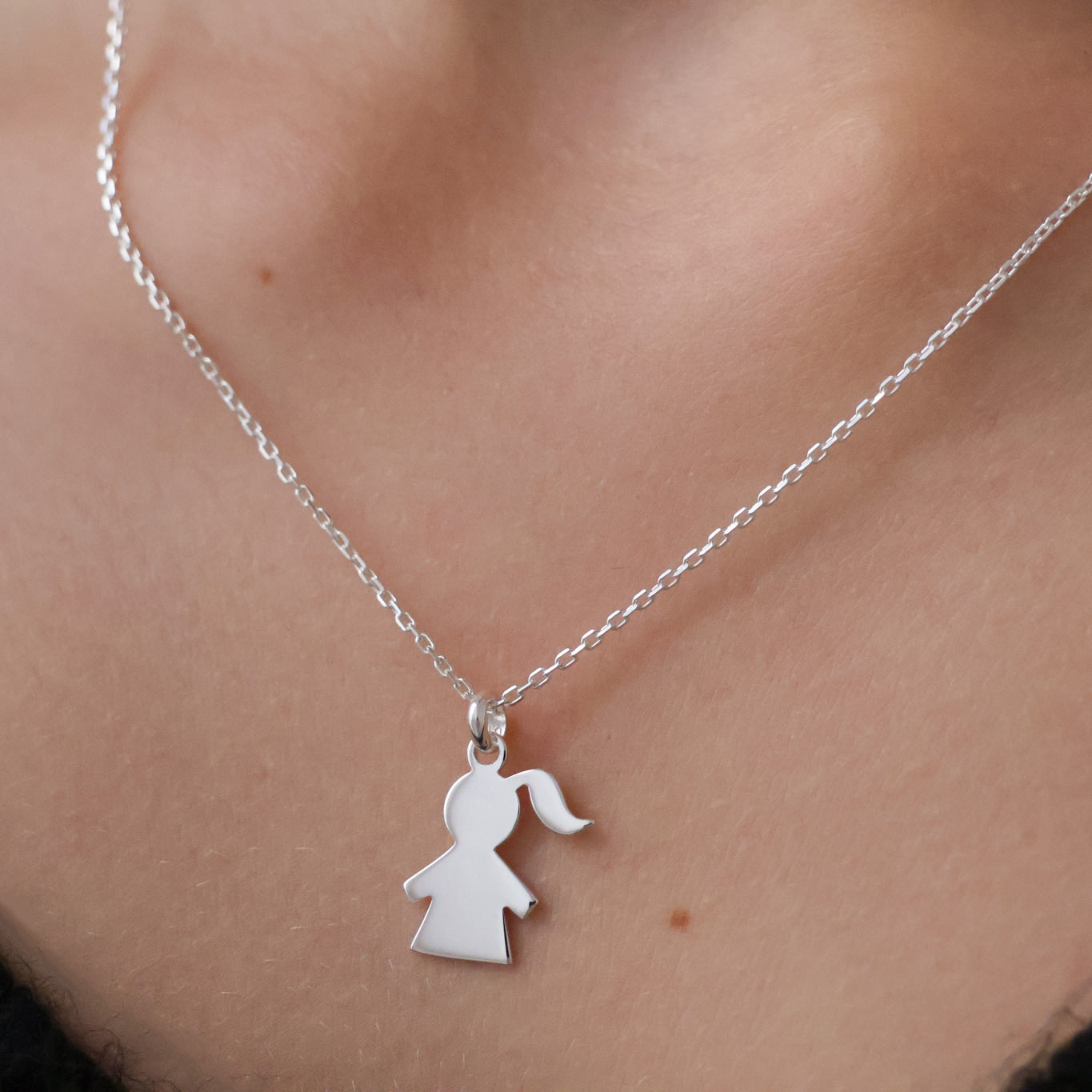 Girl silhouette pendant 17 mm silver to engrave