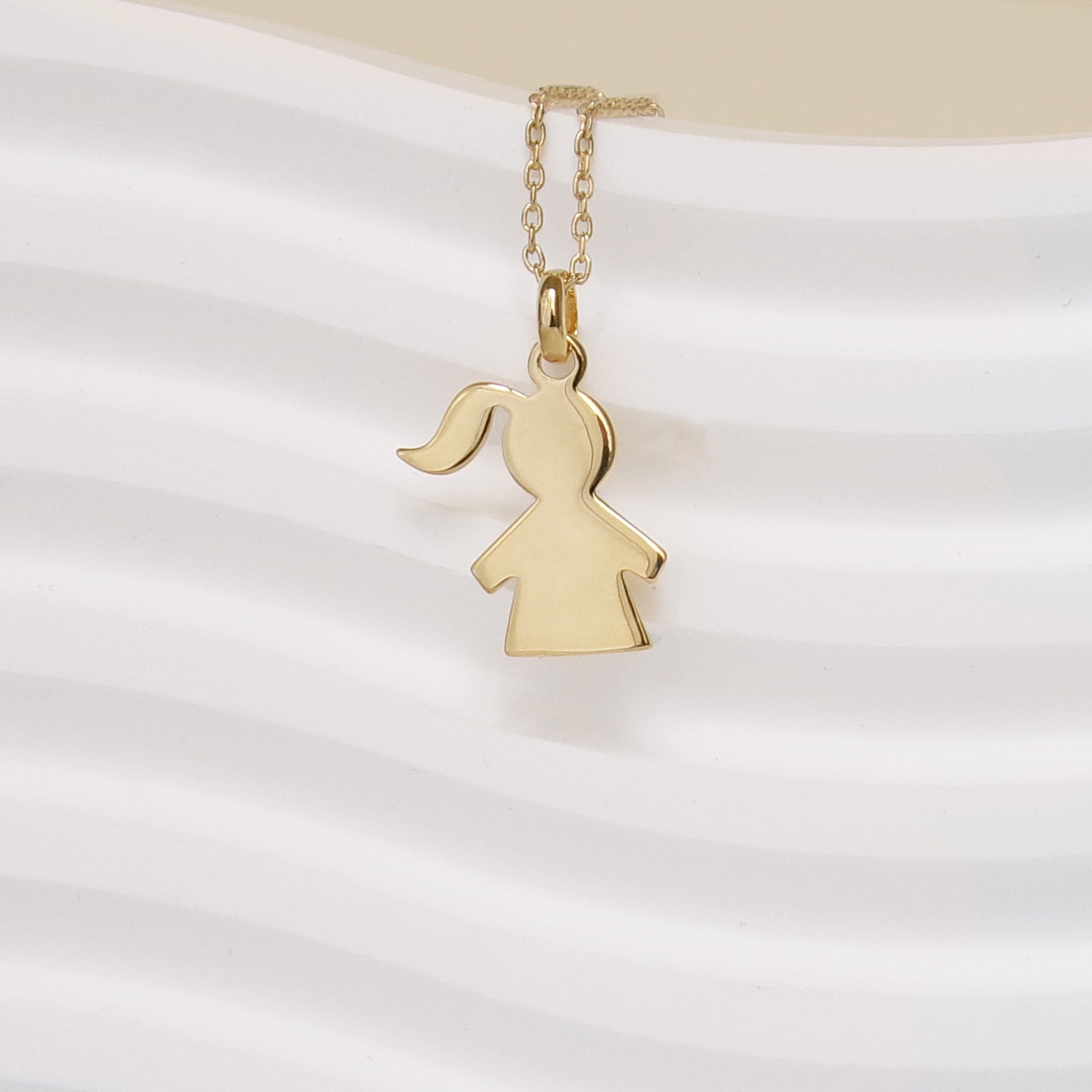 Pendentif silhouette Fille 17 mm plaqué or à graver