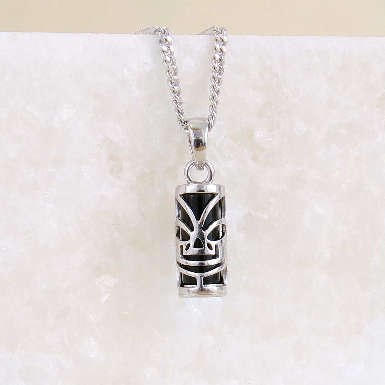 Pendentif Tiki Polynésien 5x10mm avec onyx argent