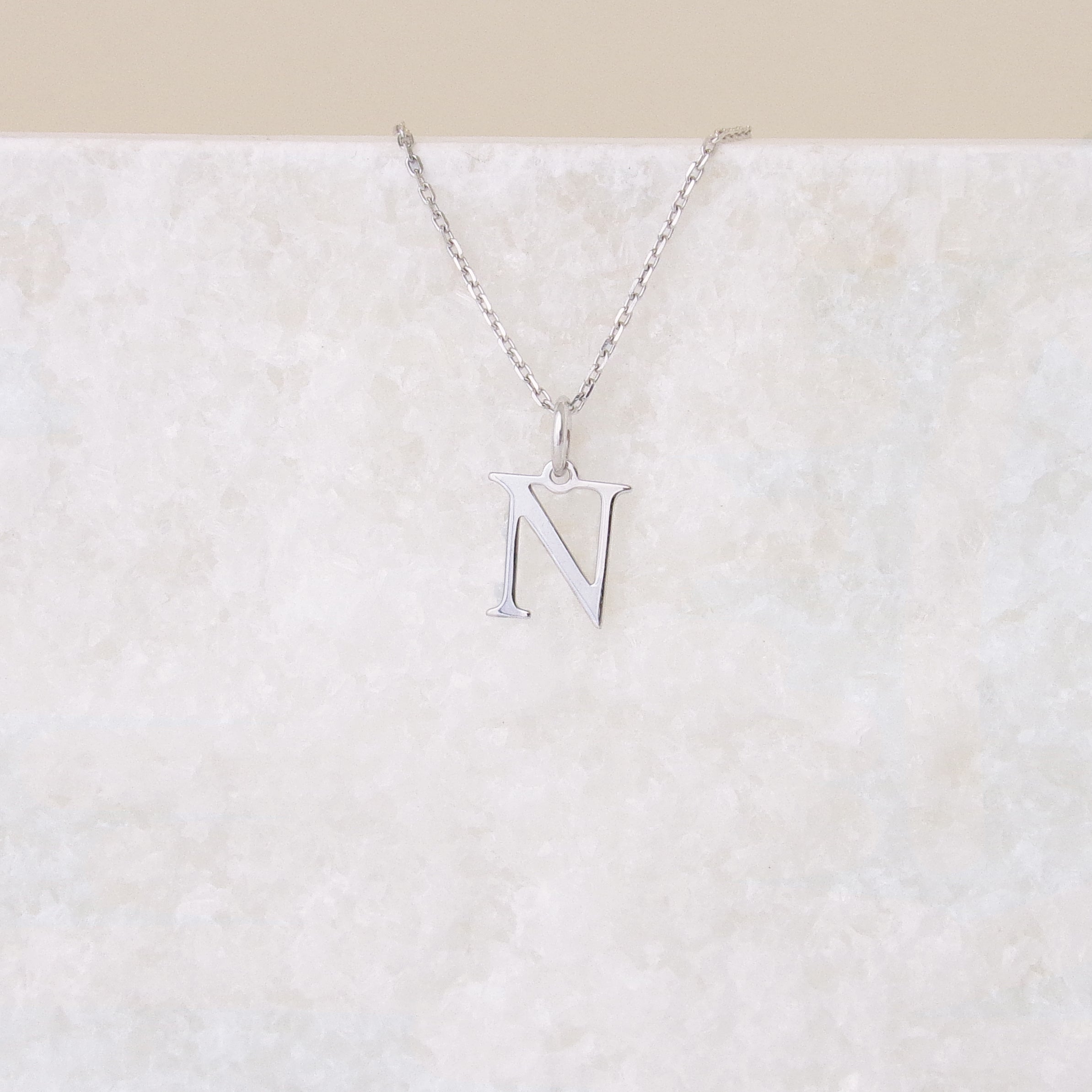 Pendentifs Initiales en argent 925 rhodié – Personnalisez vos bijoux avec une ou plusieurs lettres de votre choix pour afficher vos initiales ou celles de vos proches avec élégance. Un accessoire raffiné et intemporel pour un style unique. Dimensions : 1,2 x 1 cm. Conçus en argent 925 rhodié avec poinçon garantissant qualité et durabilité