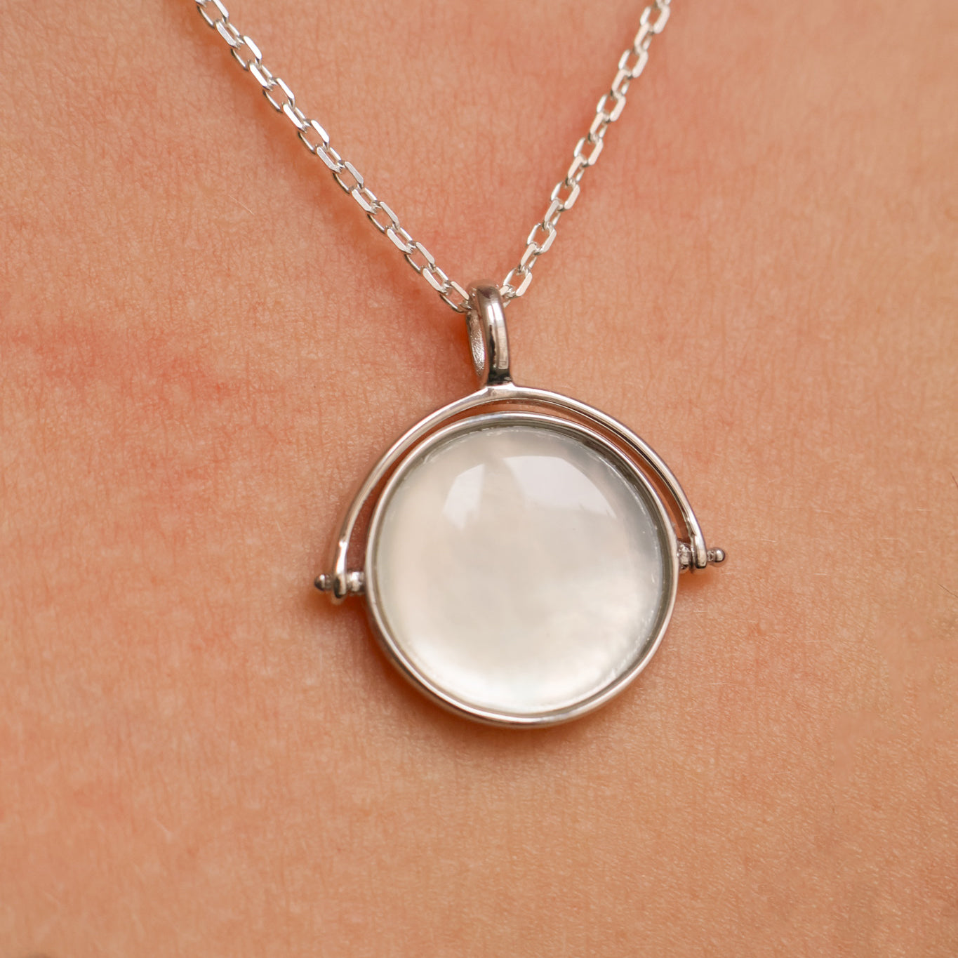 Suki medal pendant 15mm Mother-of-pearl sterling silver to engrave
