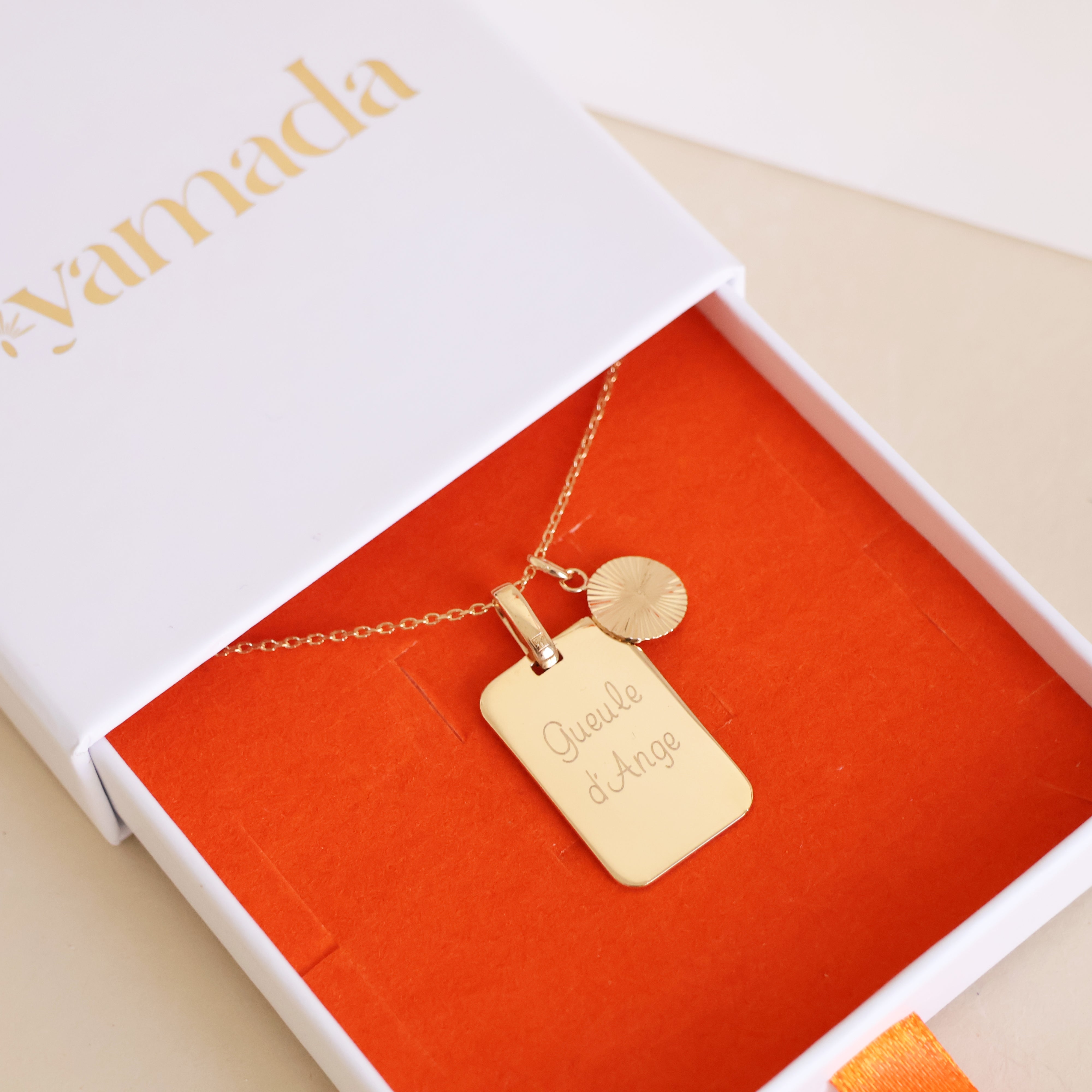 Gold-plated 25x16mm medal pendant to engrave