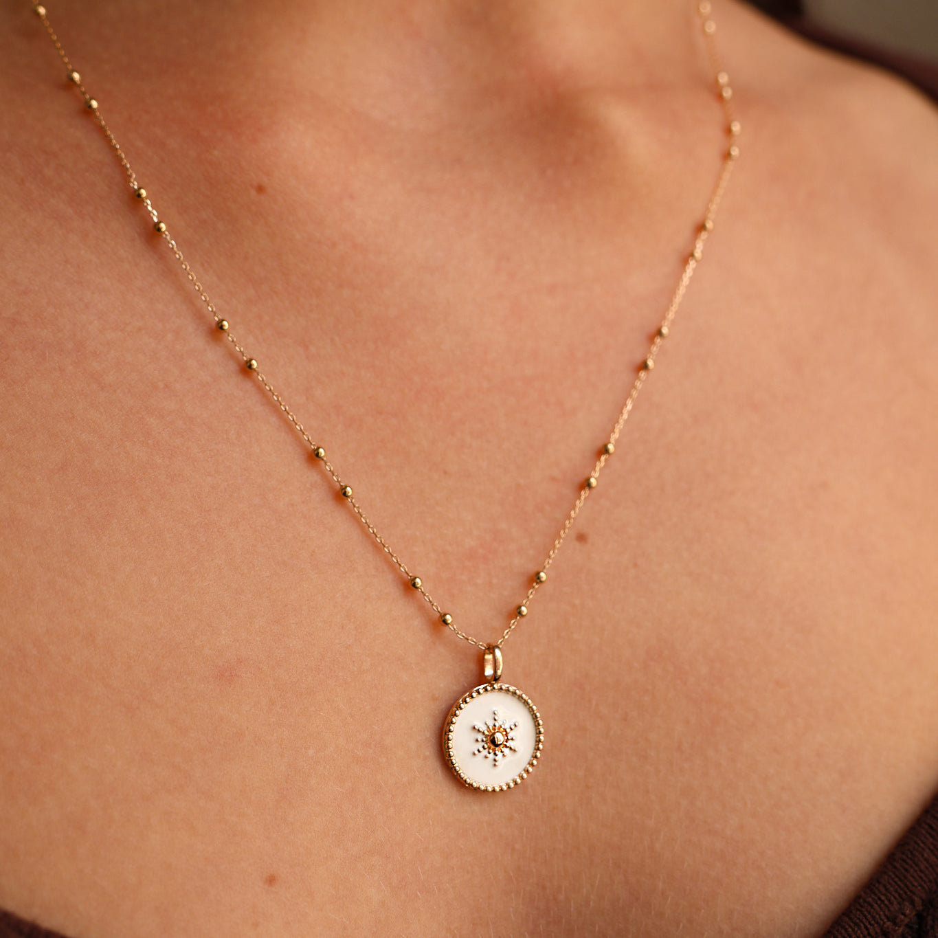 Akaora pendant white enamel with sun motif to engrave gold-plated