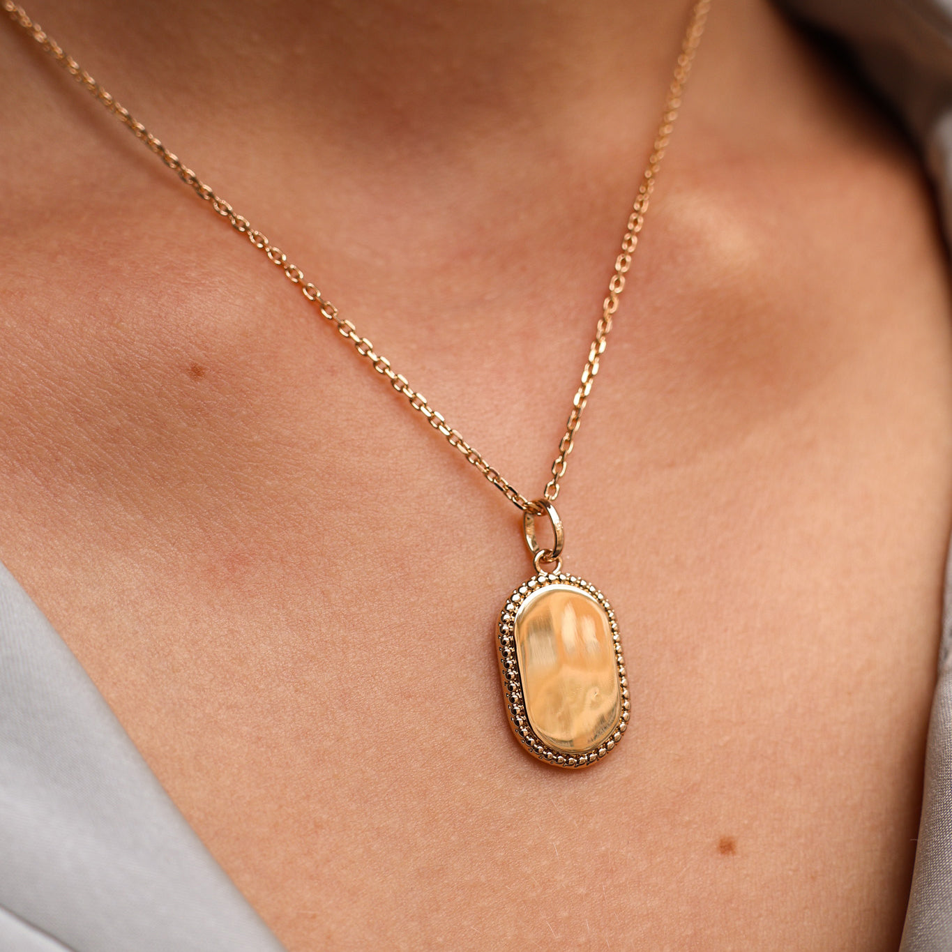 Gold-plated oval medal pendant to engrave