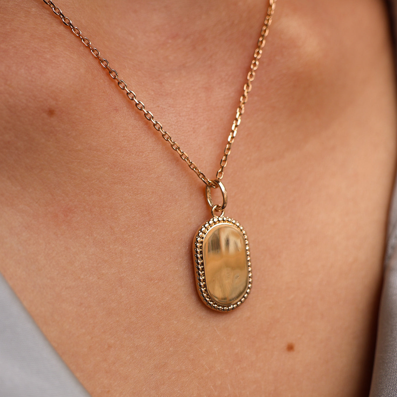 Gold-plated oval medal pendant to engrave