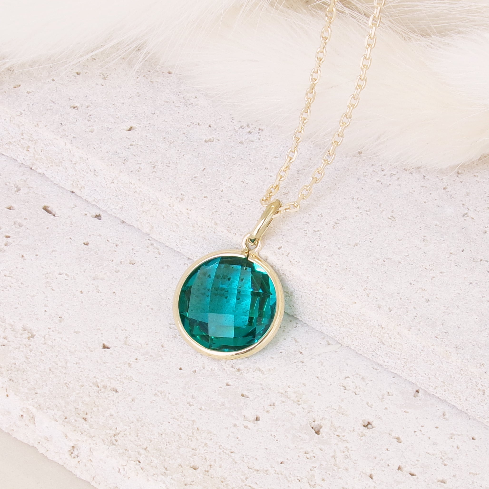 Azayaka pendant emerald green stone gold plated