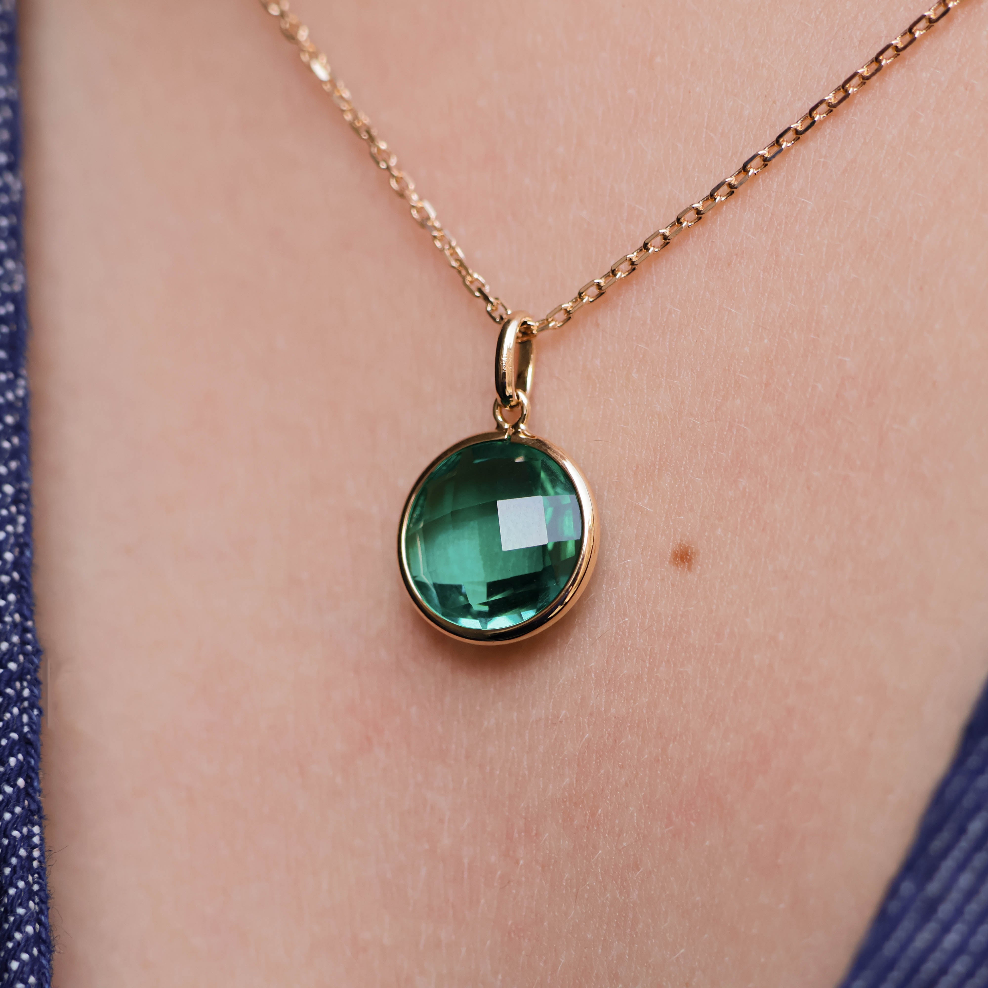 Azayaka pendant emerald green stone gold plated