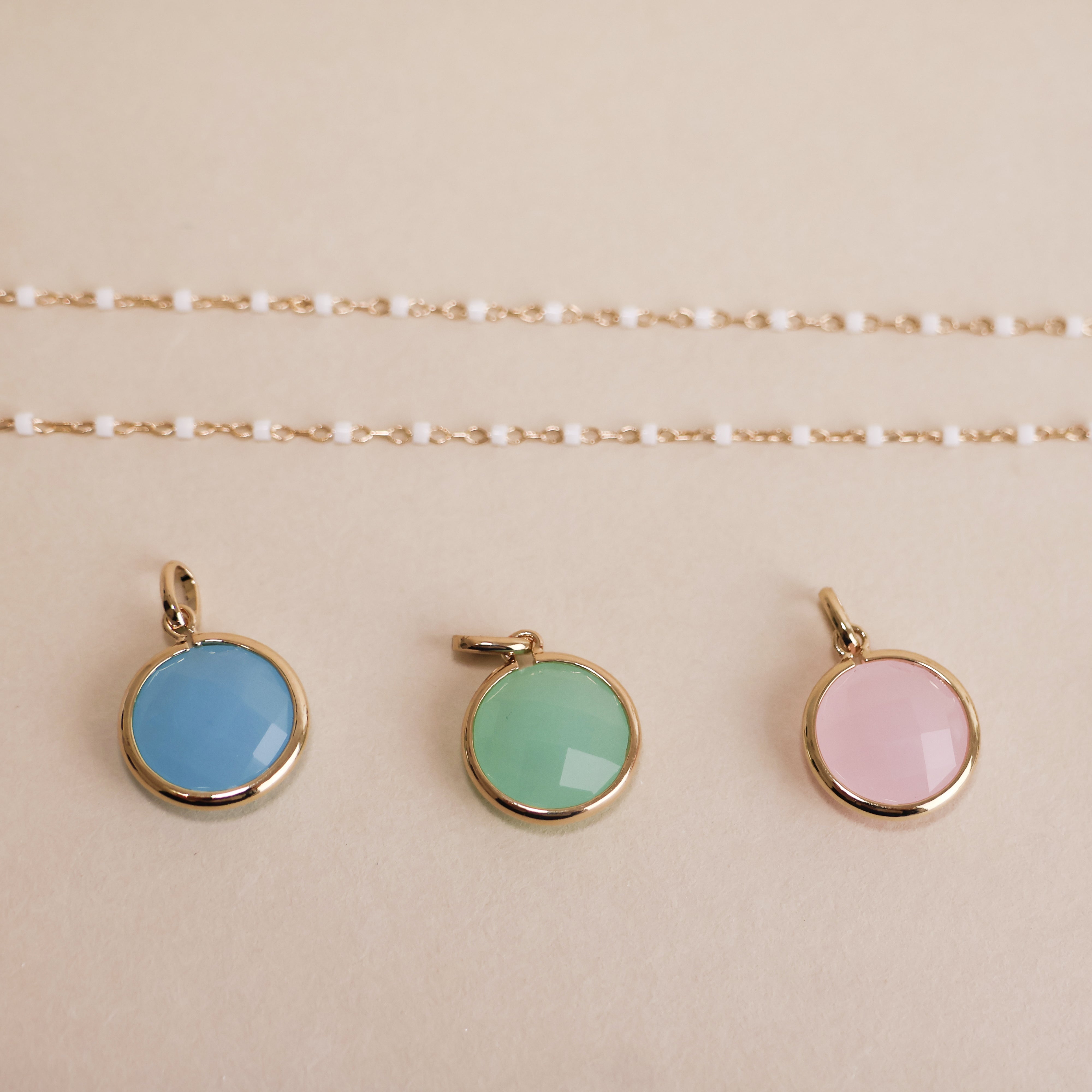 Pendentif Azayaka en plaqué or 18 carats – Sublimé par une pierre bleu azur facettée, ce bijou aux allures méditerranéennes illumine votre style avec élégance. Disponible également en rose pastel, vert émeraude et vert pastel, il s’adapte à toutes vos envies. Diamètre : 13 mm. Conçu en laiton avec un placage 3 microns et poinçon garantissant qualité et durabilité.