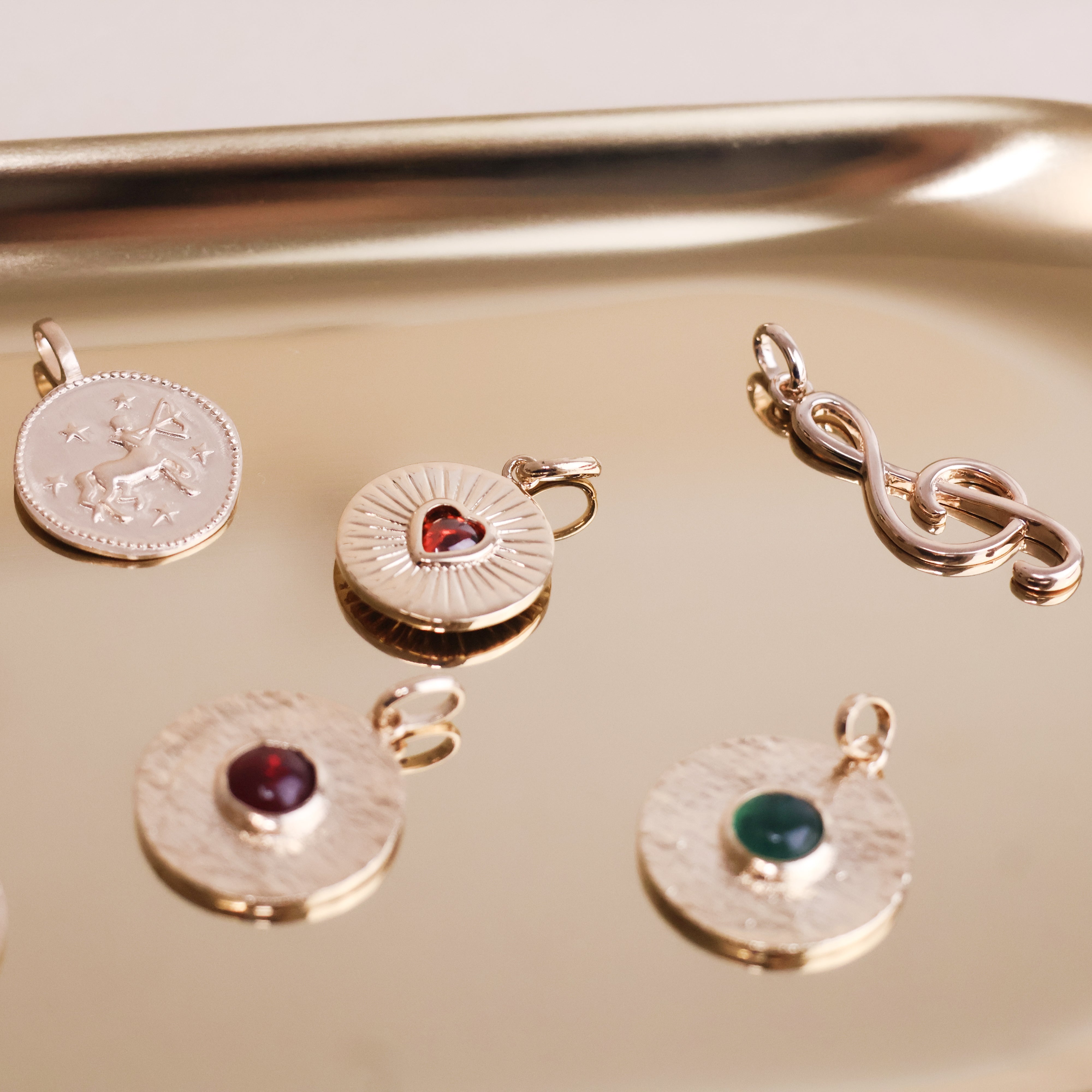 Pendentif Love Me rond strié en plaqué or 18 carats – Un bijou raffiné orné d’une pierre rouge sertie en forme de cœur, symbole de passion et d’élégance. Son design texturé apporte une touche d’originalité. À porter seul ou avec une chaîne et une breloque pour un look éclatant. Diamètre : 15 mm. Conçu en laiton avec un placage 3 microns et poinçon garantissant qualité et durabilité.