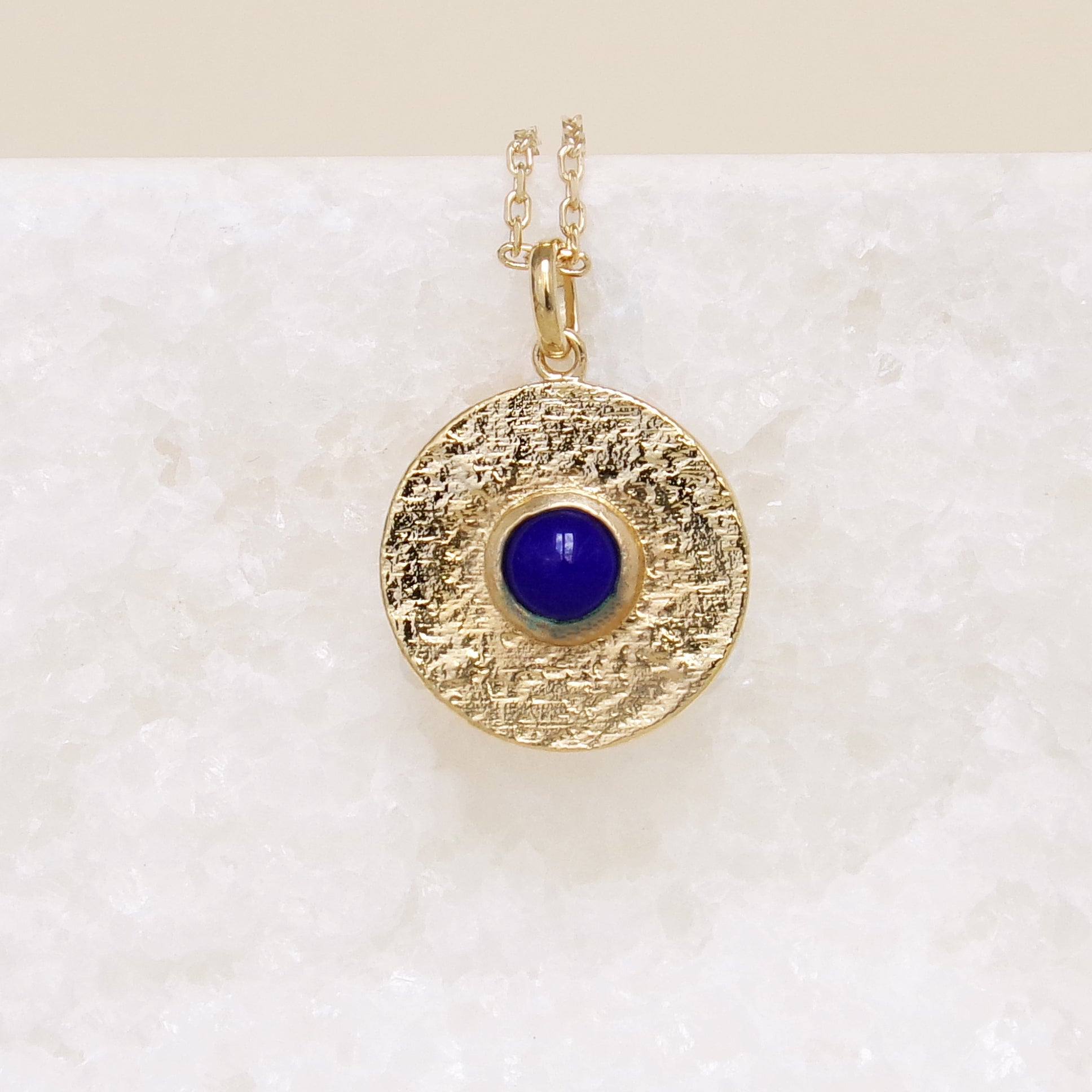 Round Layana pendant with satin finish, intense blue stone and gold plated