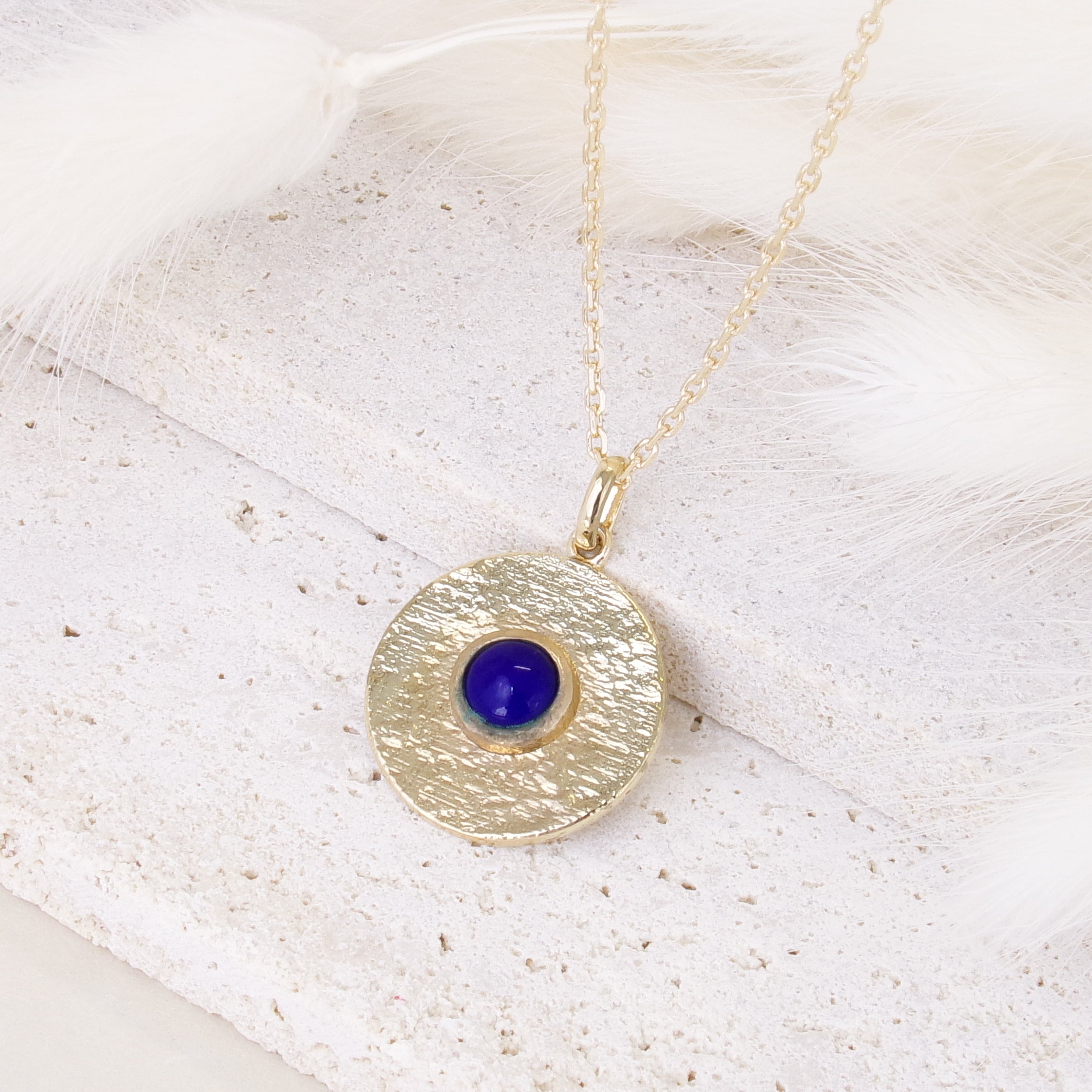 Round Layana pendant with satin finish, intense blue stone and gold plated