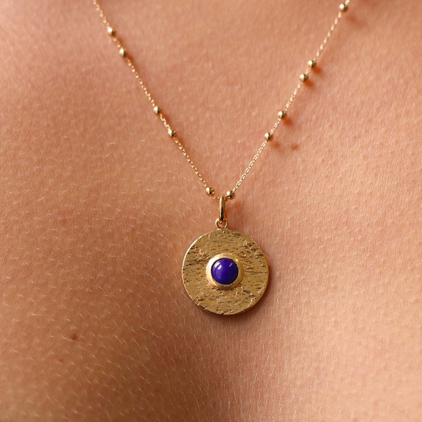 Round Layana pendant with satin finish, intense blue stone and gold plated