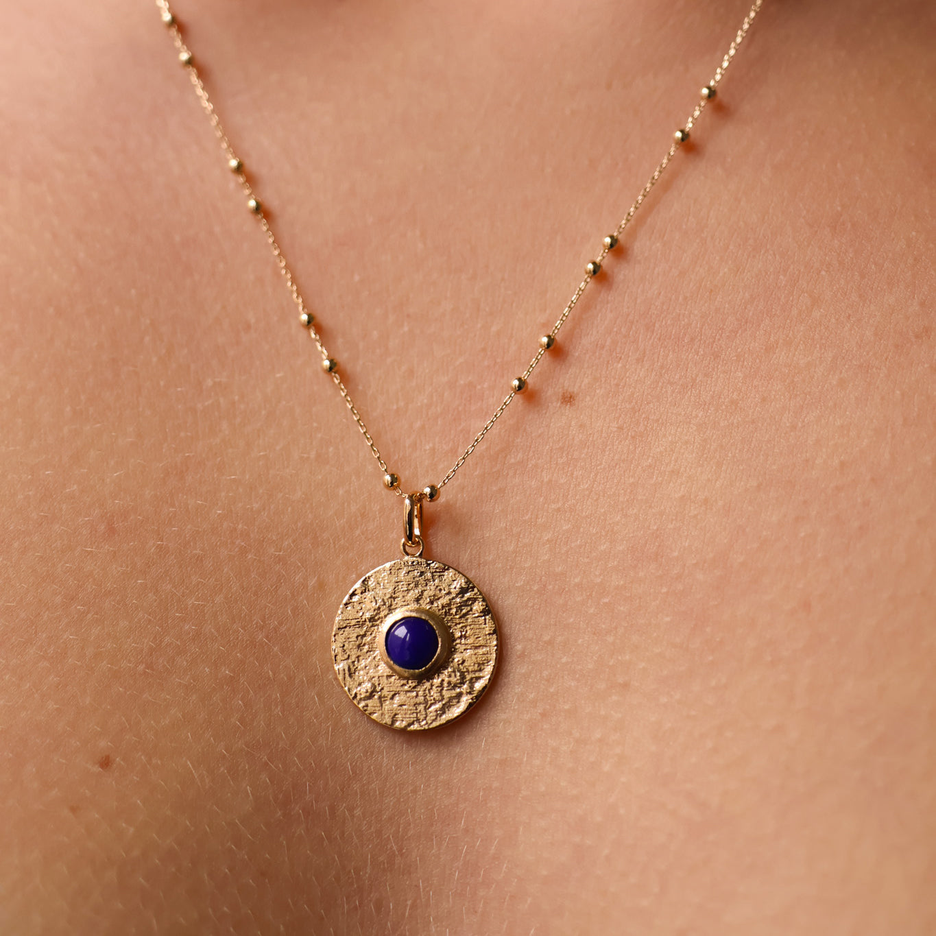 Round Layana pendant with satin finish, intense blue stone and gold plated